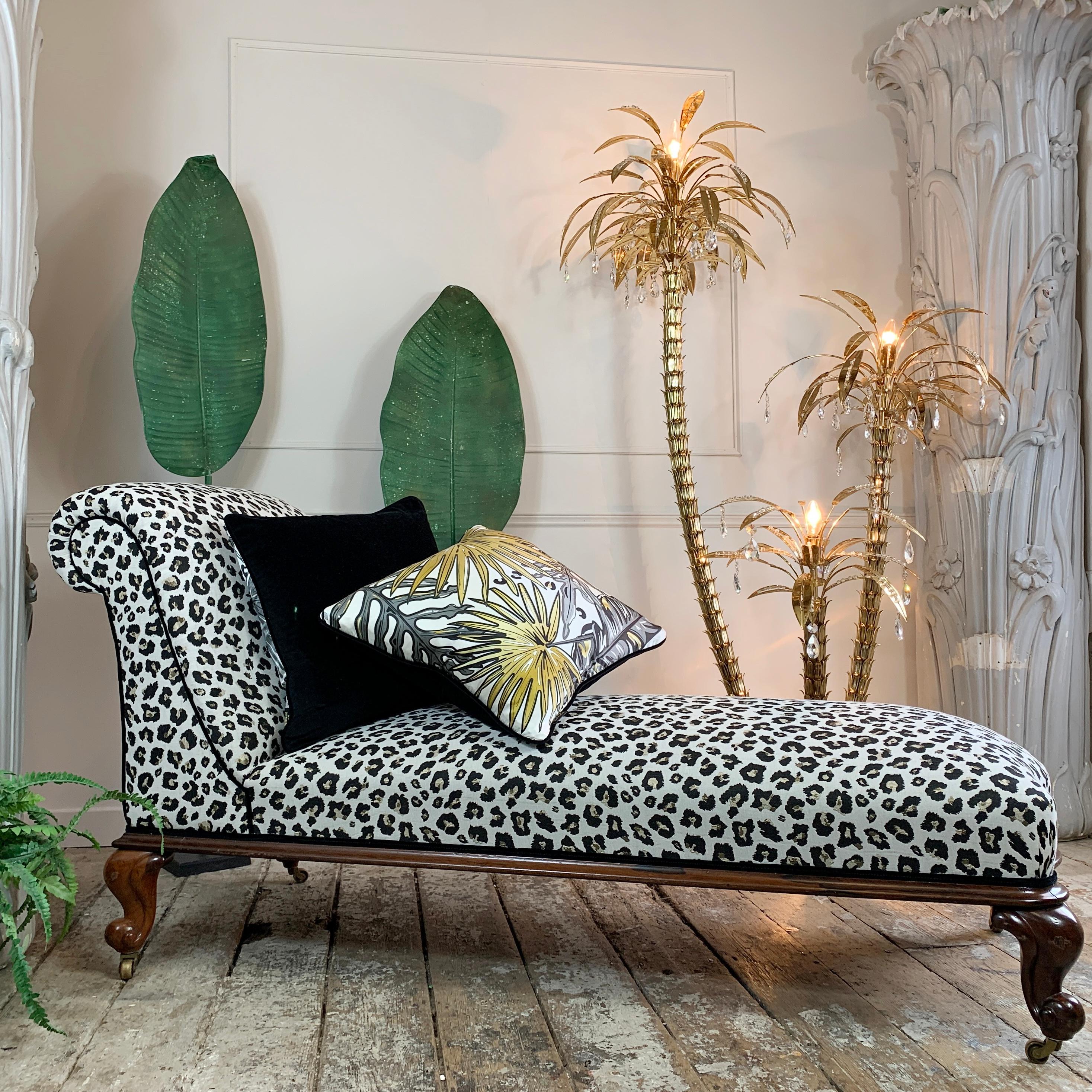 An elegant and exceptional Victorian chaise longue, early 19th century.

Newly upholstered in a stunning hand picked woven Leopard Jacquard fabric, black and gold leopard pattern on a white toned base, trimmed all around with rich black velvet