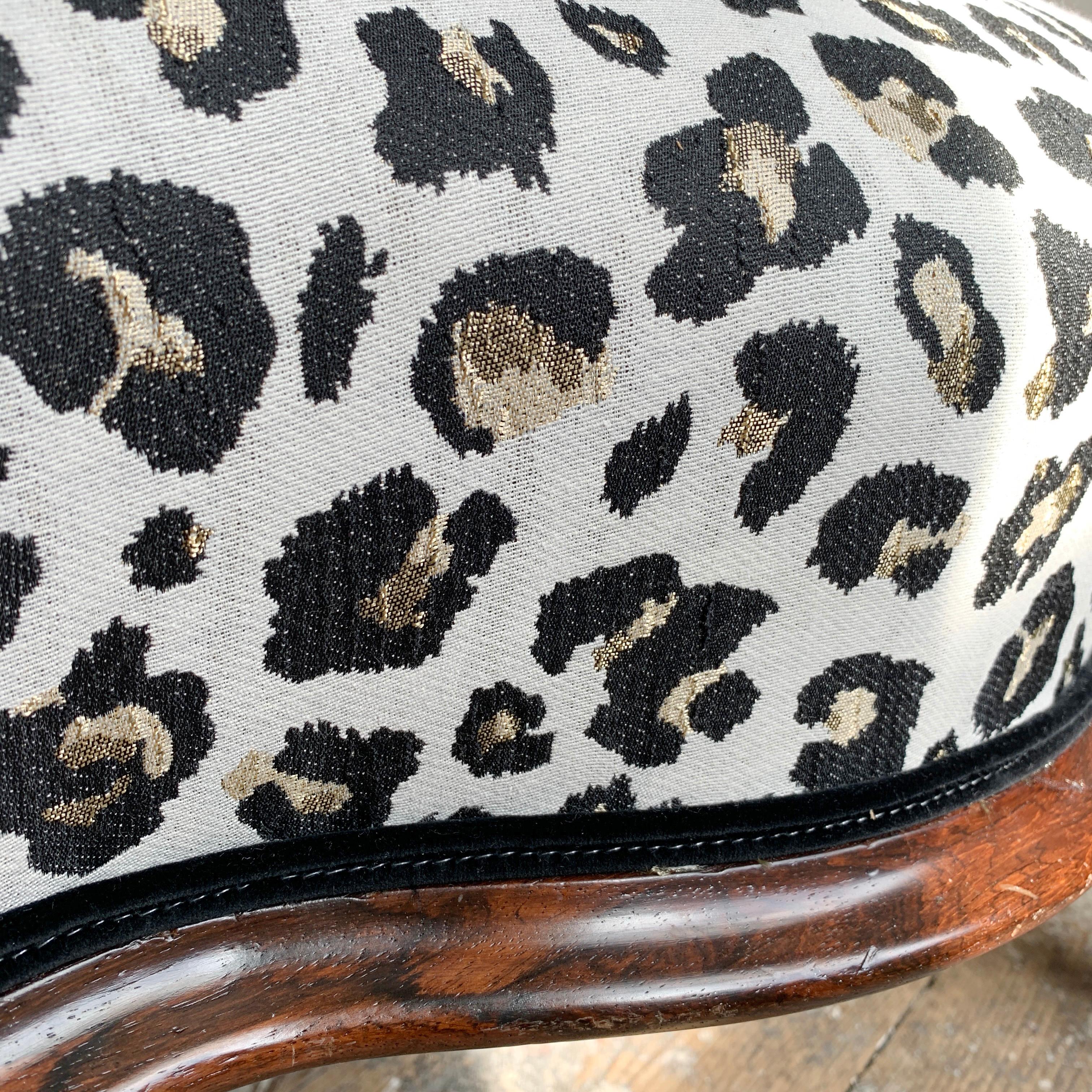 Britannique Chaise longue victorienne ancienne en jacquard léopard tissé en vente