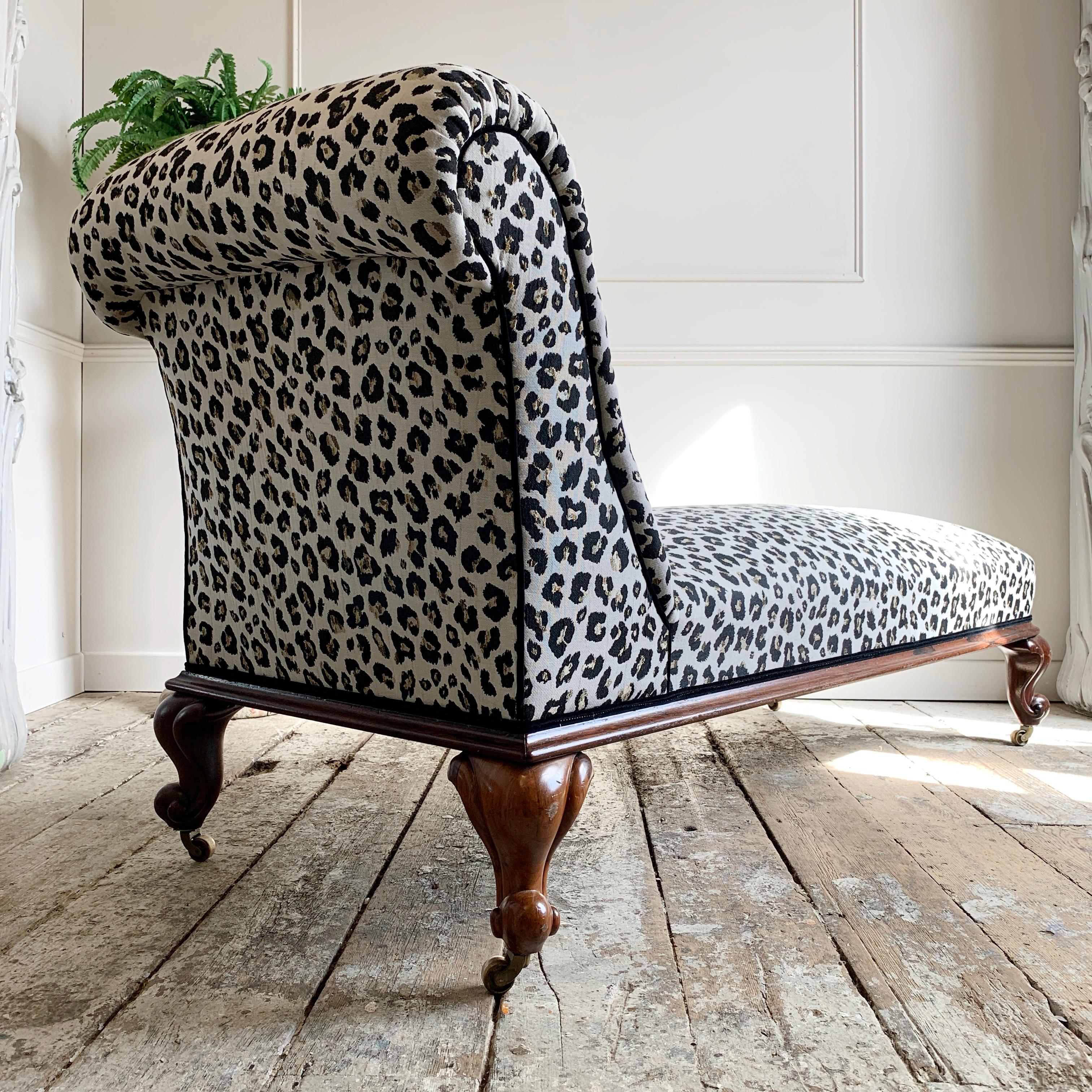 Antique Victorian Chaise Longue in Woven Leopard Jacquard In Fair Condition For Sale In Hastings, GB