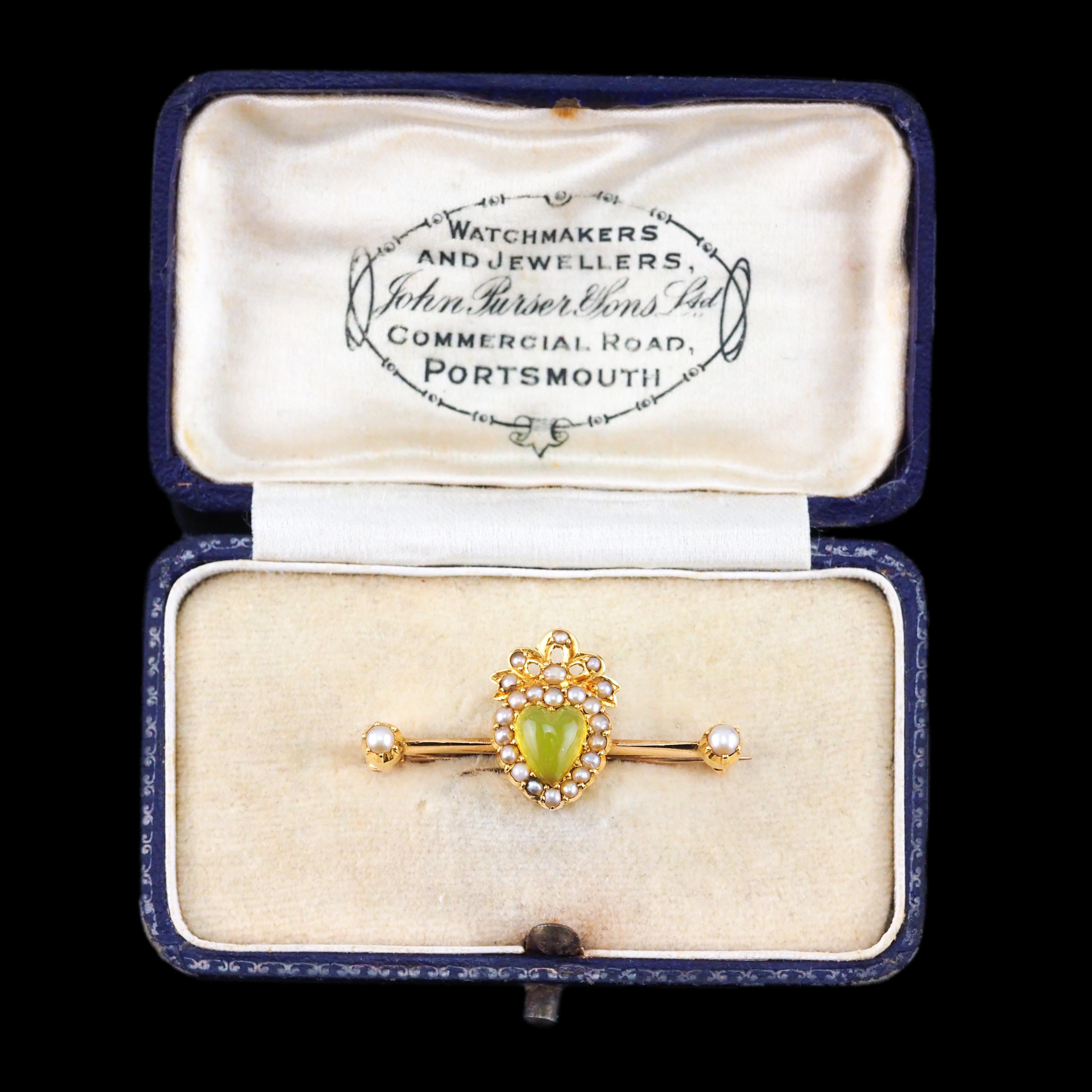 Broche victorienne ancienne en calcédoine  Perles de rocaille en or 15K en forme de cœur c.1890 en vente 5