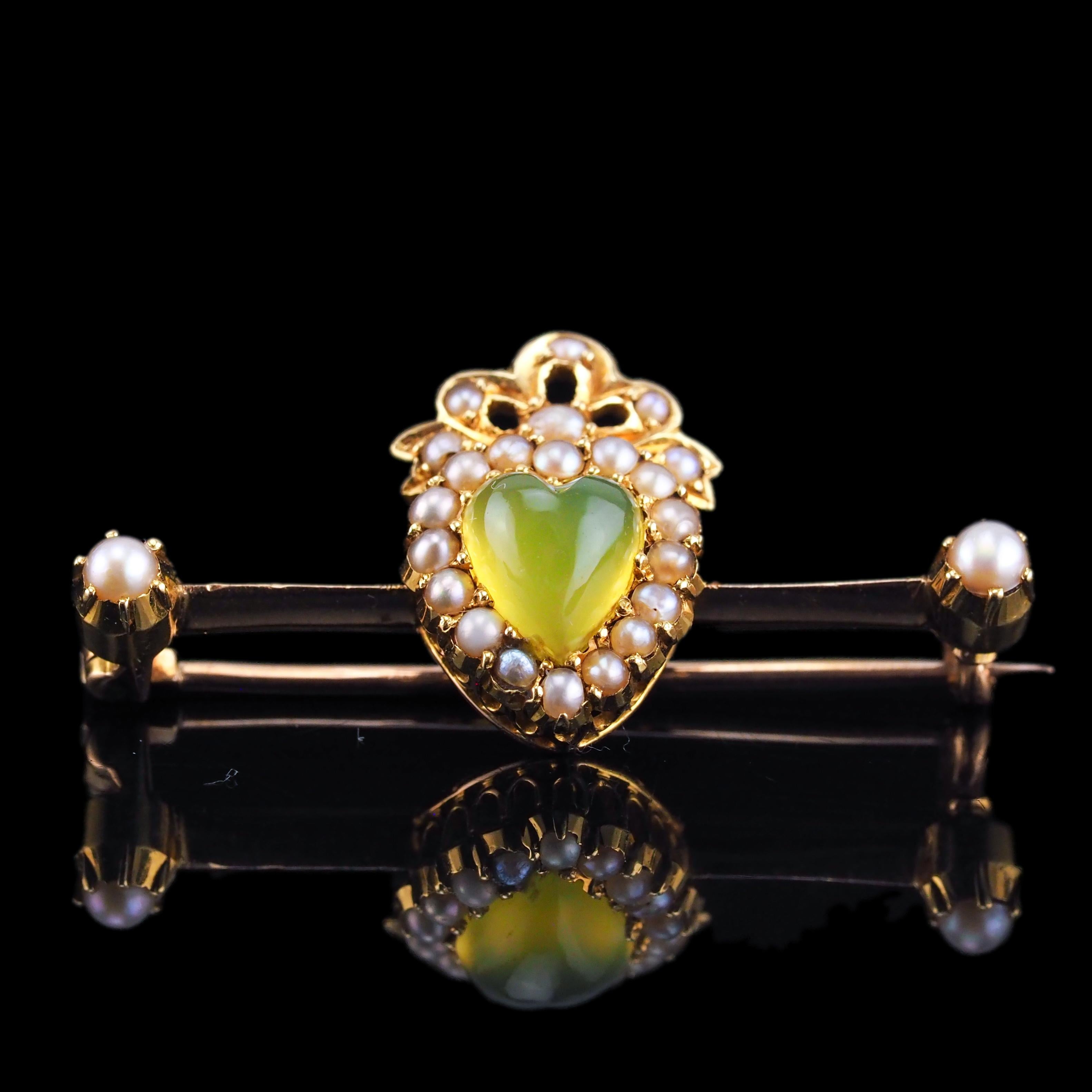 Antique Victorian Chalcedony Brooch  Seed Pearls 15K Gold Heart Shaped c.1890 For Sale 6
