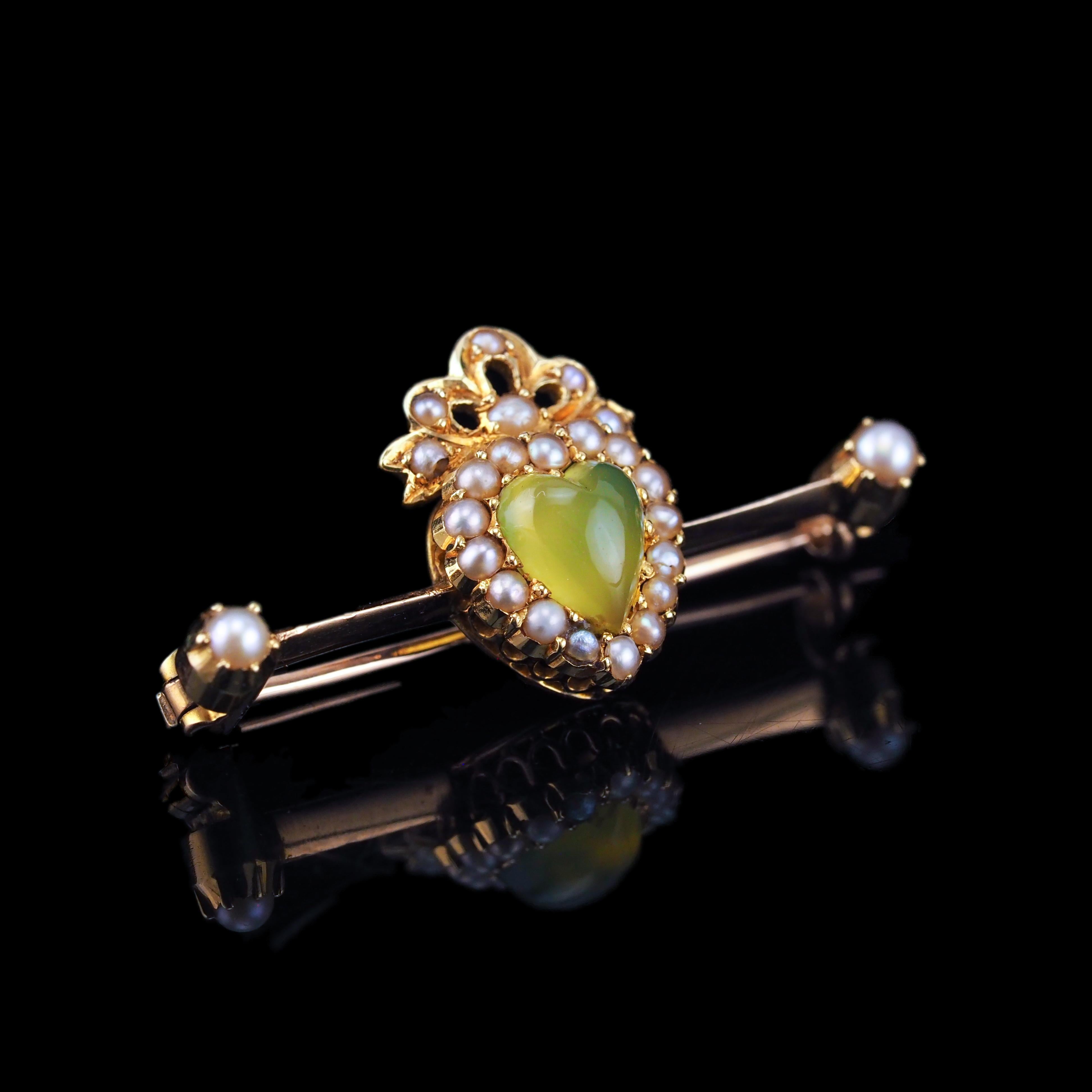 Cabochon Antique Victorian Chalcedony Brooch  Seed Pearls 15K Gold Heart Shaped c.1890 For Sale
