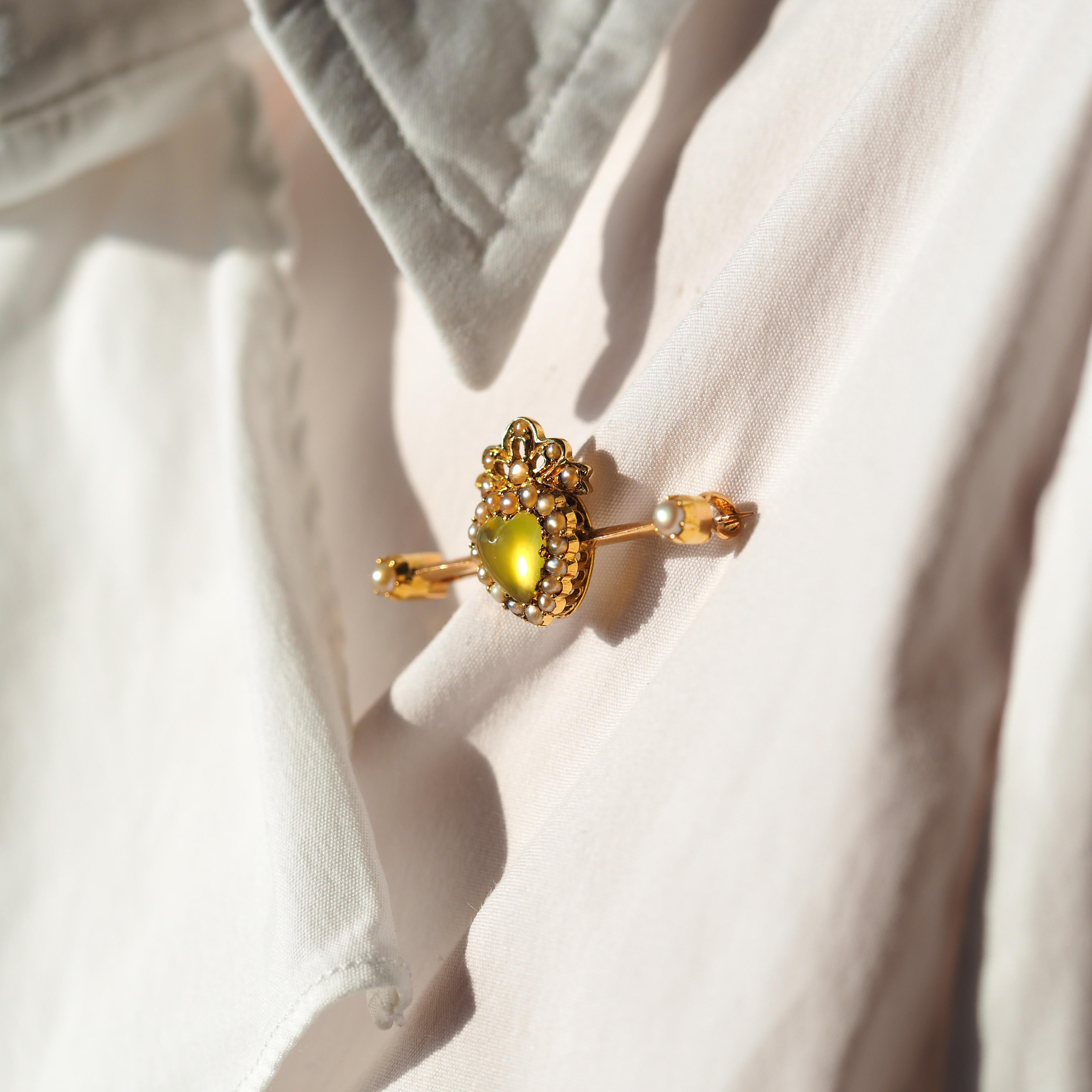 Broche victorienne ancienne en calcédoine  Perles de rocaille en or 15K en forme de cœur c.1890 Unisexe en vente