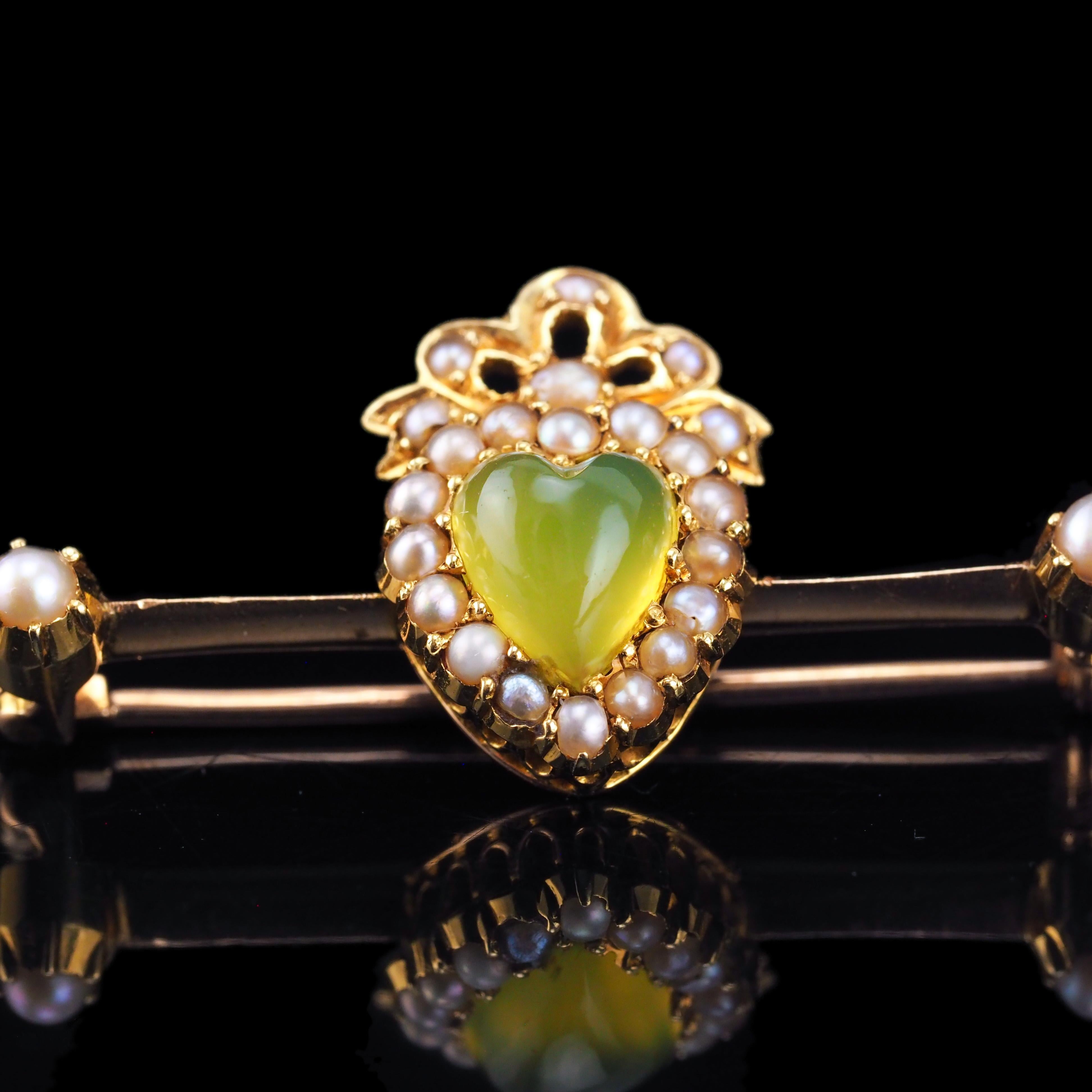Antique Victorian Chalcedony Brooch  Seed Pearls 15K Gold Heart Shaped c.1890 For Sale 3