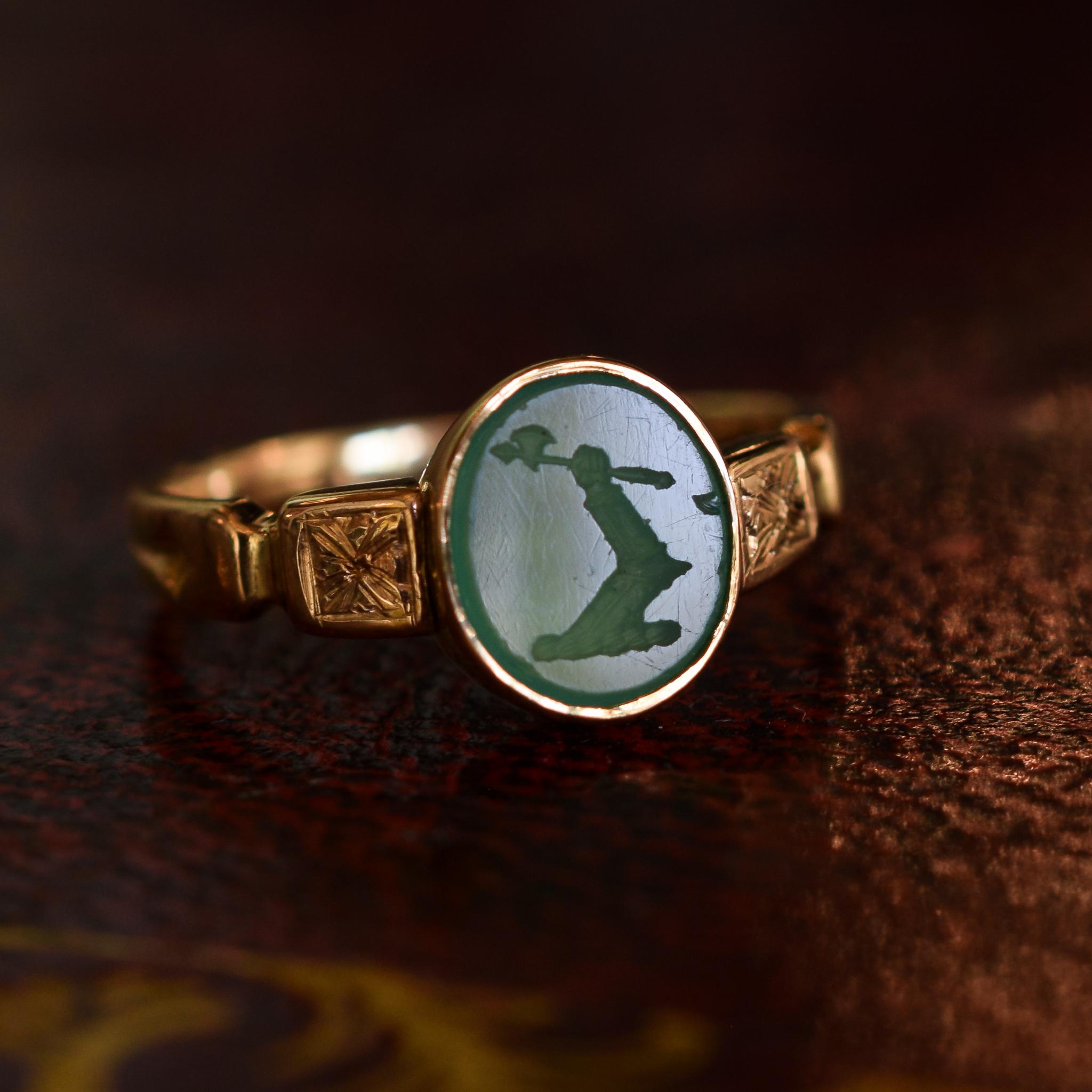 Antique Victorian Chalcedony Heraldic Signet Ring In Good Condition In Sale, Cheshire