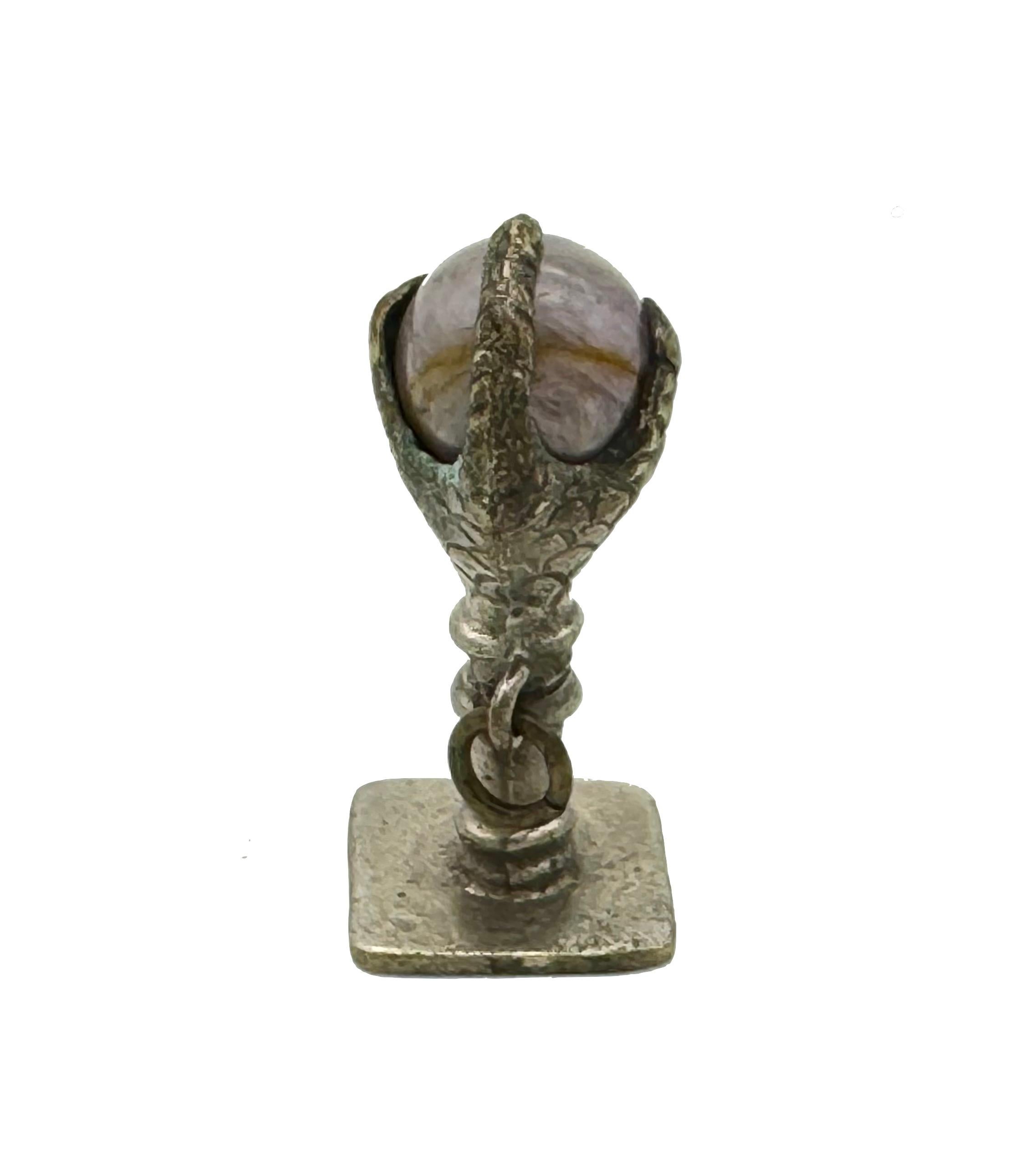 Victorien Antique breloque victorienne oiseau de prière tenant une boule de fluorine en vente