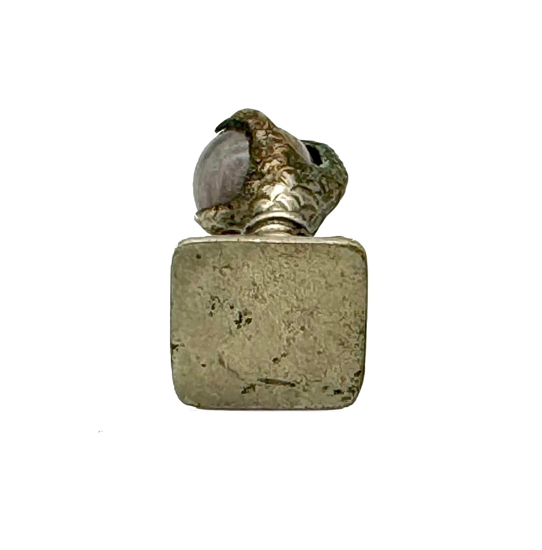 Taille pampille Antique breloque victorienne oiseau de prière tenant une boule de fluorine en vente
