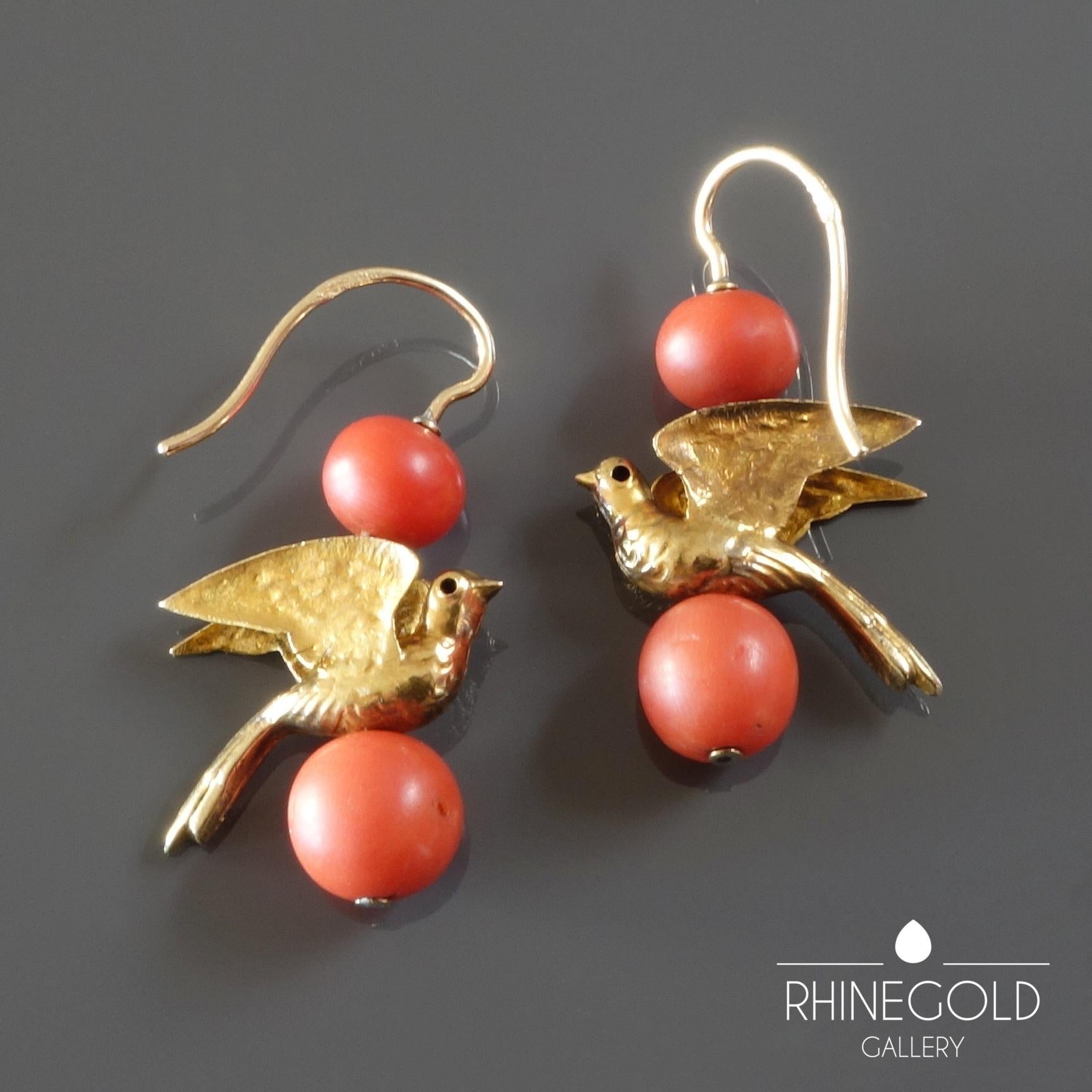 Antique Victorian Cherry Picking Birds Coral Gold Drop Earrings In Good Condition In Dusseldorf, NRW