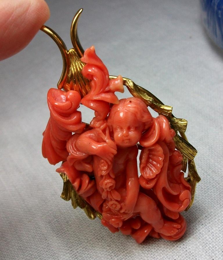 Antique Victorian Cherub Coral Cameo Brooch In Excellent Condition For Sale In London, GB