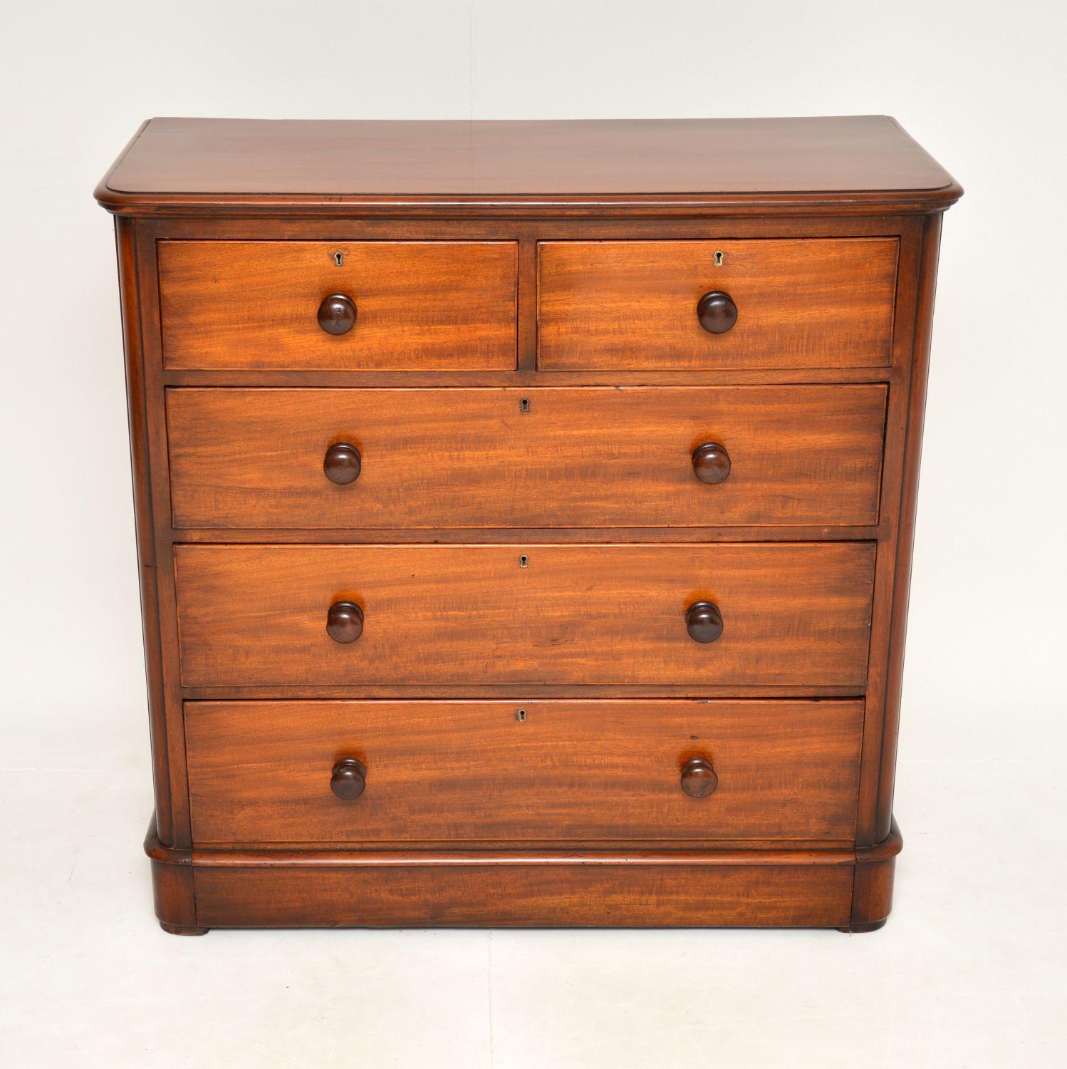 An excellent antique Victorian chest of drawers, dating from around the 1860-1880 period.

This is of fantastic quality, it very well built and has lots of storage space. The lower drawer is built into the plinth base, so is extra deep. This has