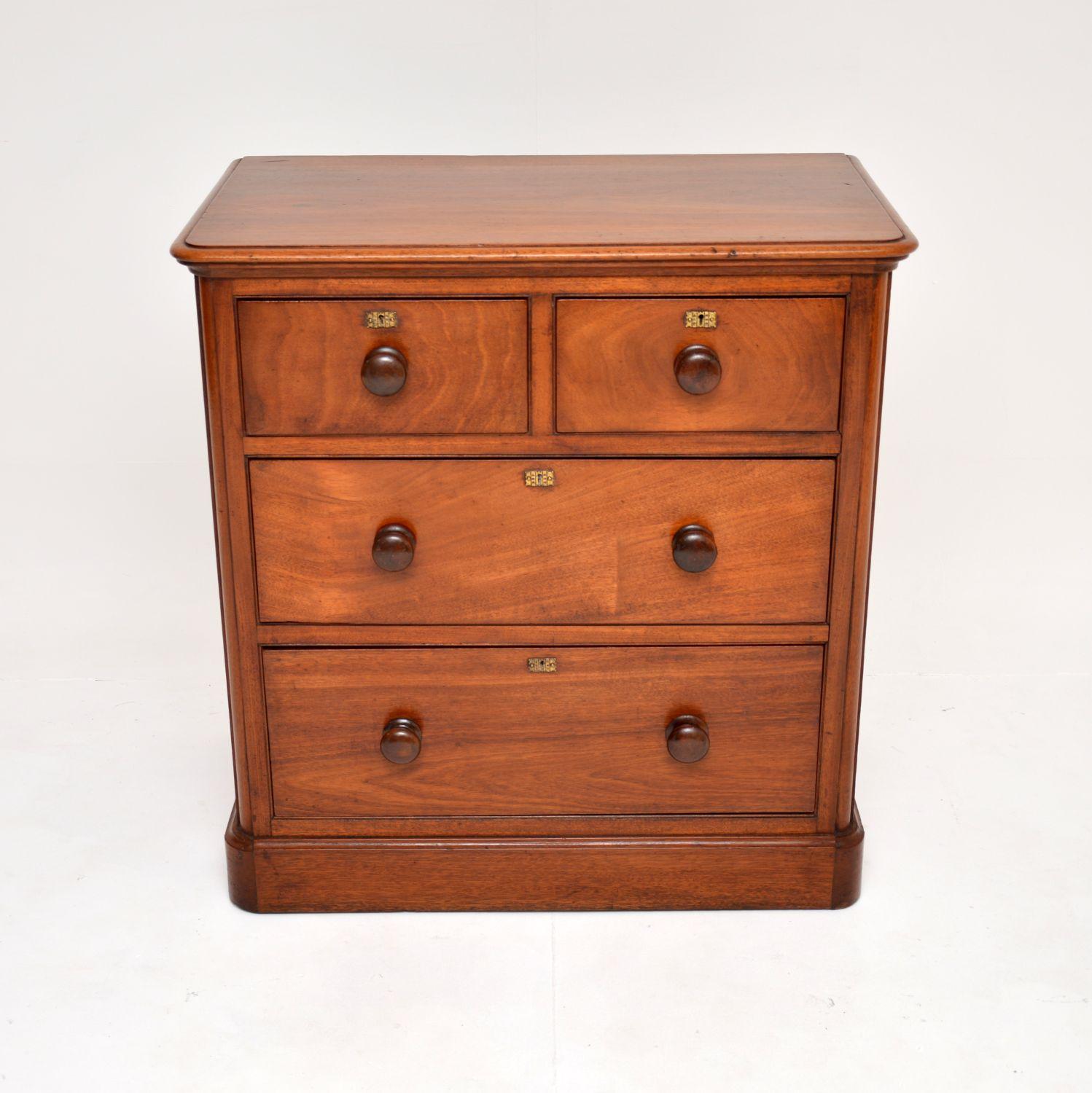A gorgeous antique Victorian chest of drawers of small proportions. This was made in England, it dates from around the 1860-1880 period.

It is of superb quality and is a very useful, low size. There are four generous and deep drawers with