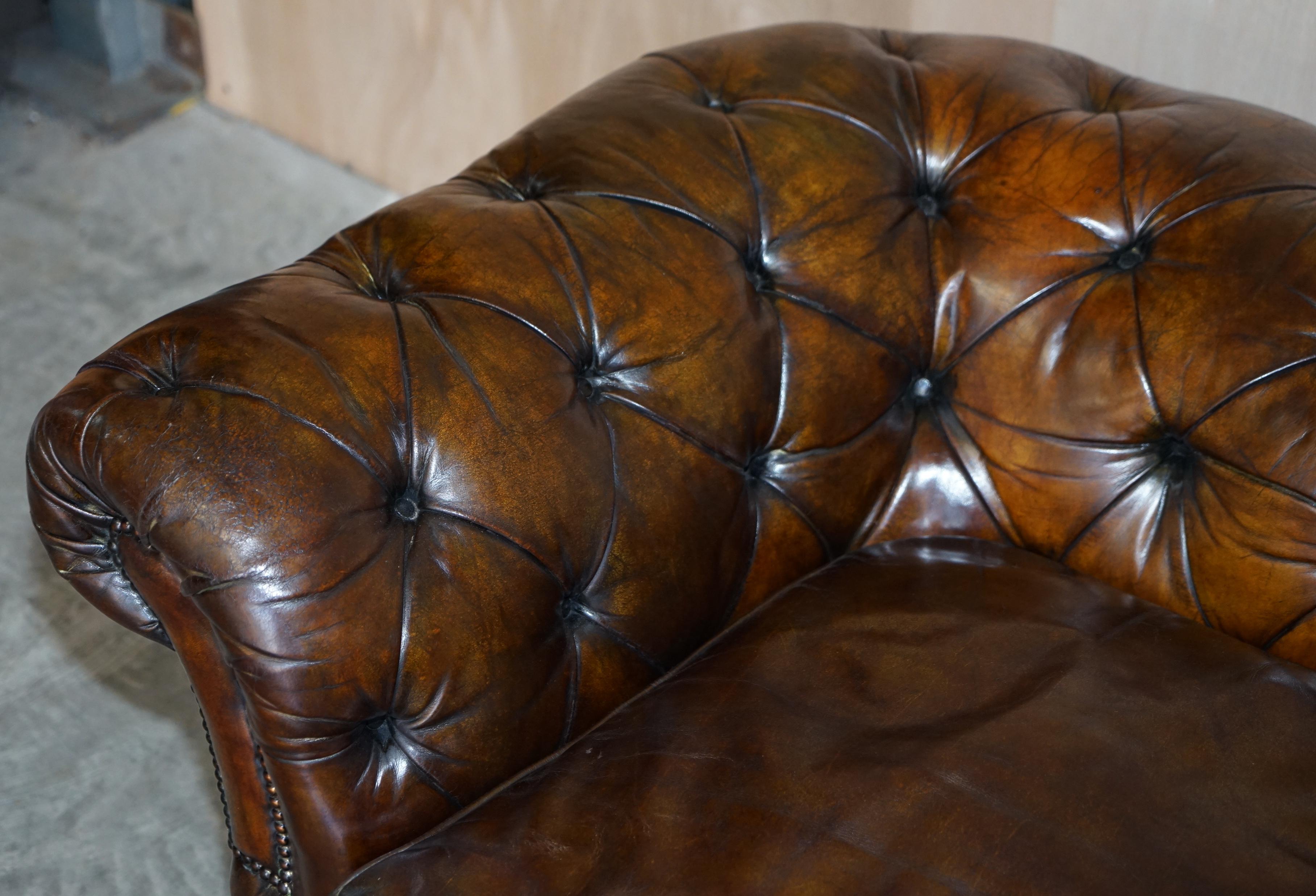 Antiguo sofá victoriano Chesterfield de cuero marrón acolchado Cojines rellenos de plumas en venta 1