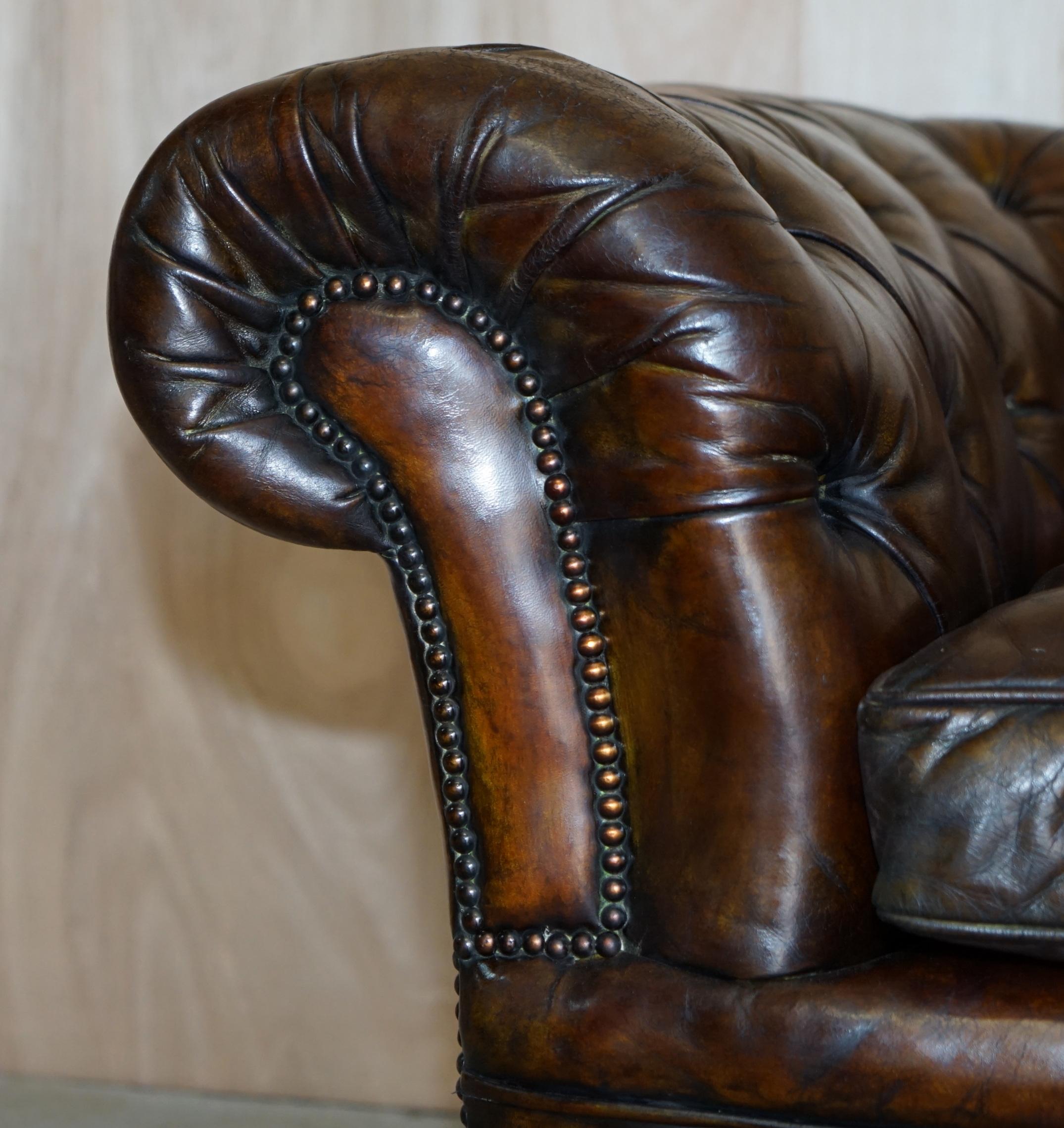 Antiguo sofá victoriano Chesterfield de cuero marrón acolchado Cojines rellenos de plumas Victoriano en venta