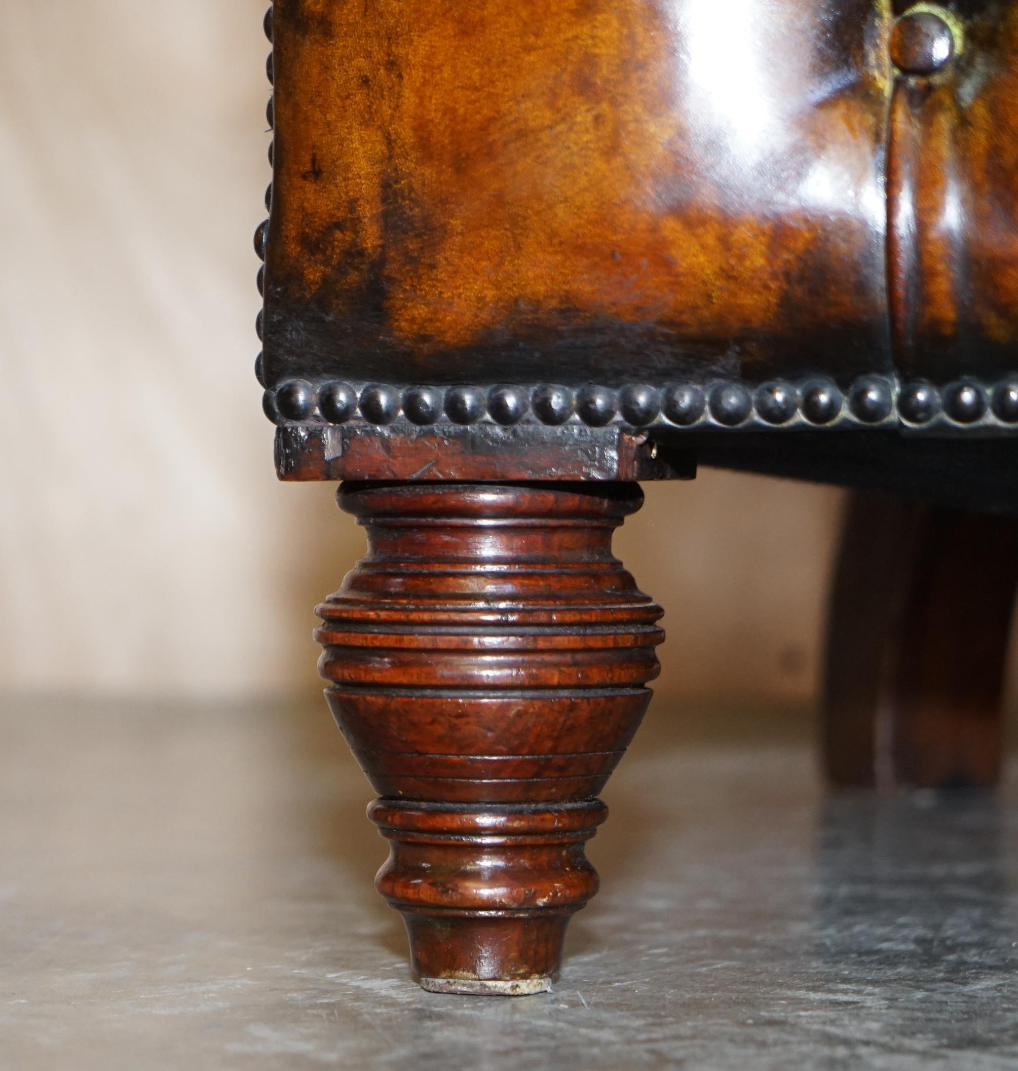 Antiguo sofá victoriano Chesterfield de cuero marrón acolchado Cojines rellenos de plumas Inglés en venta