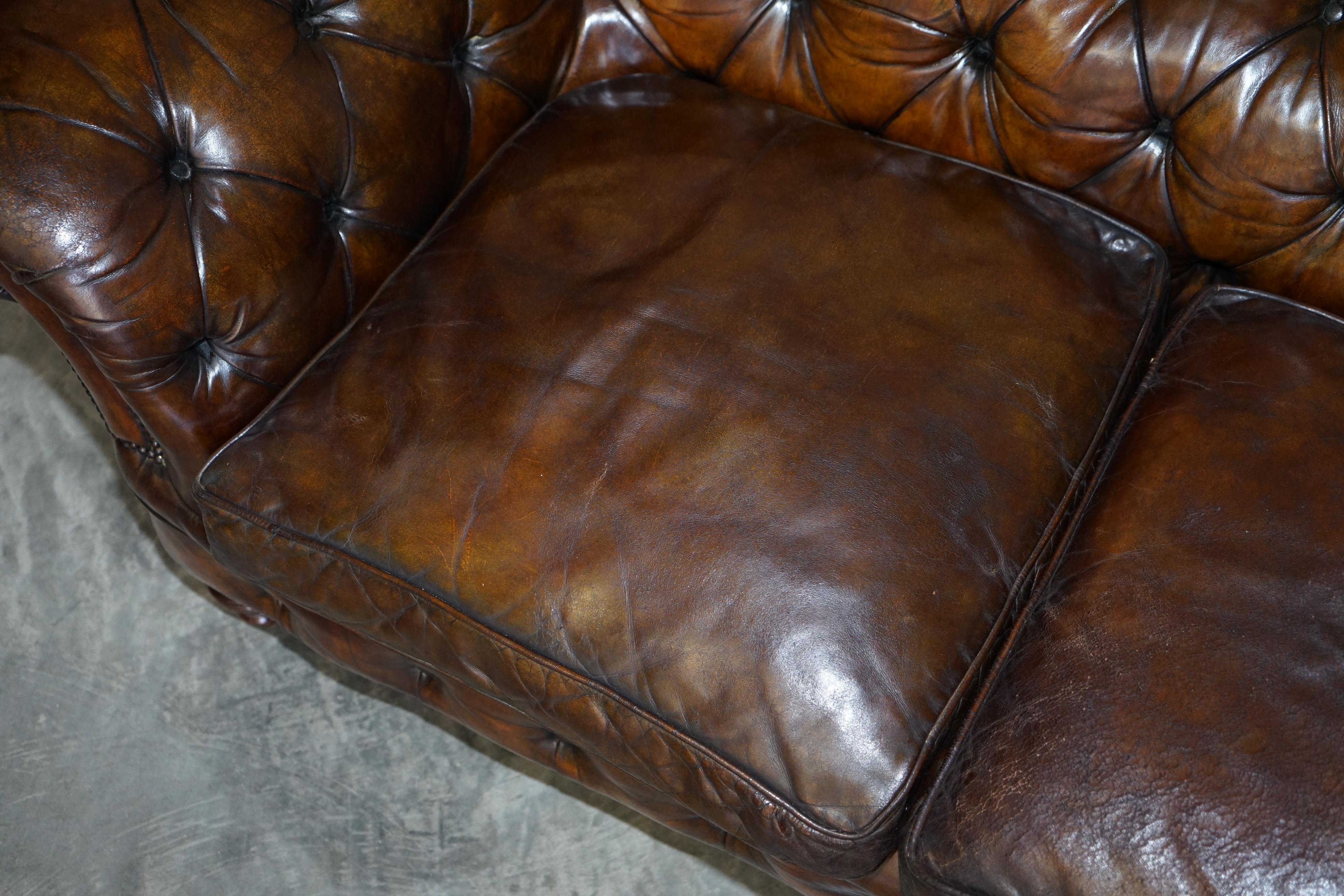 Antiguo sofá victoriano Chesterfield de cuero marrón acolchado Cojines rellenos de plumas siglo XIX en venta