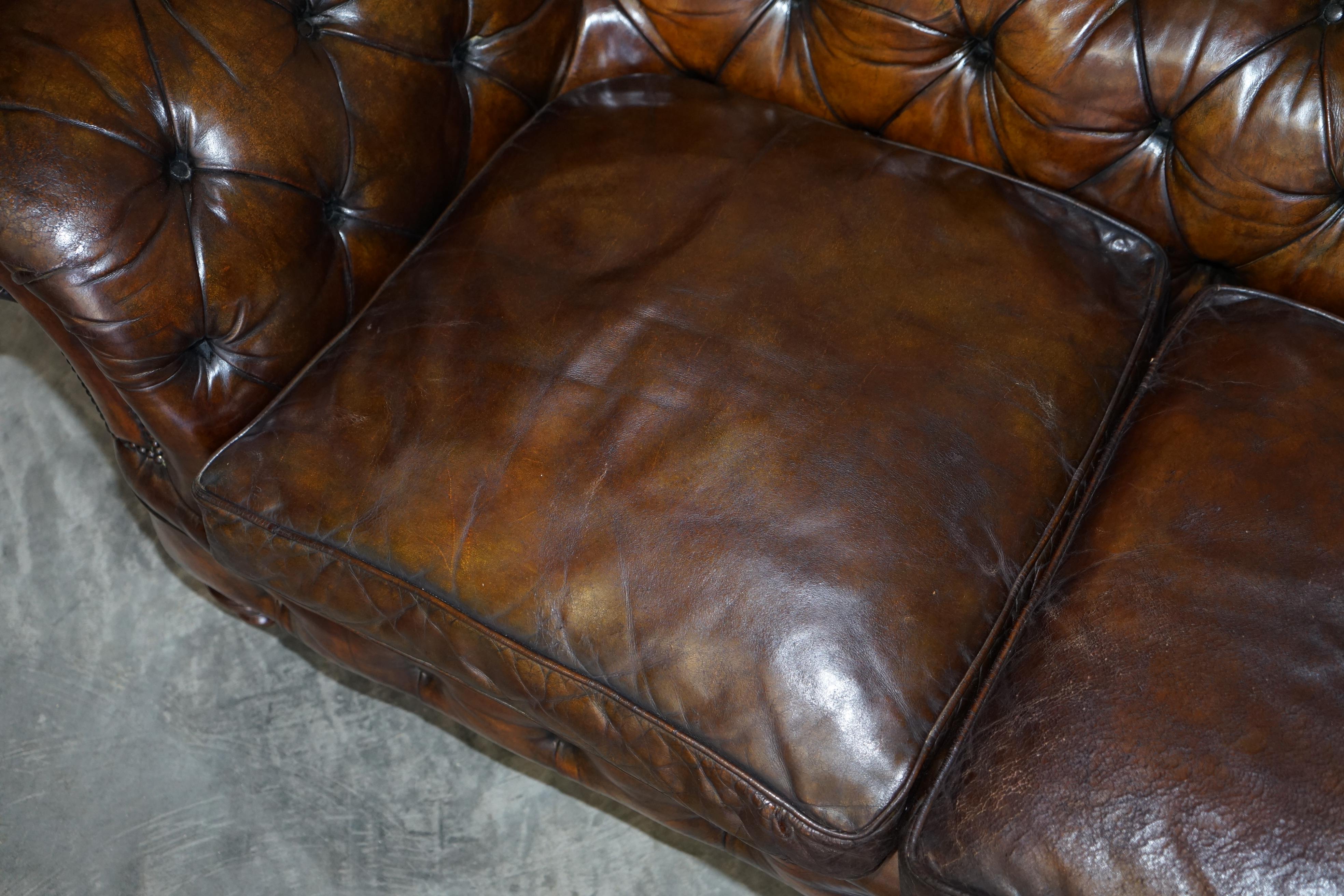 Canapé Victorien antique Chesterfield en cuir marron touffeté Coussins garnis de plumes en vente 2