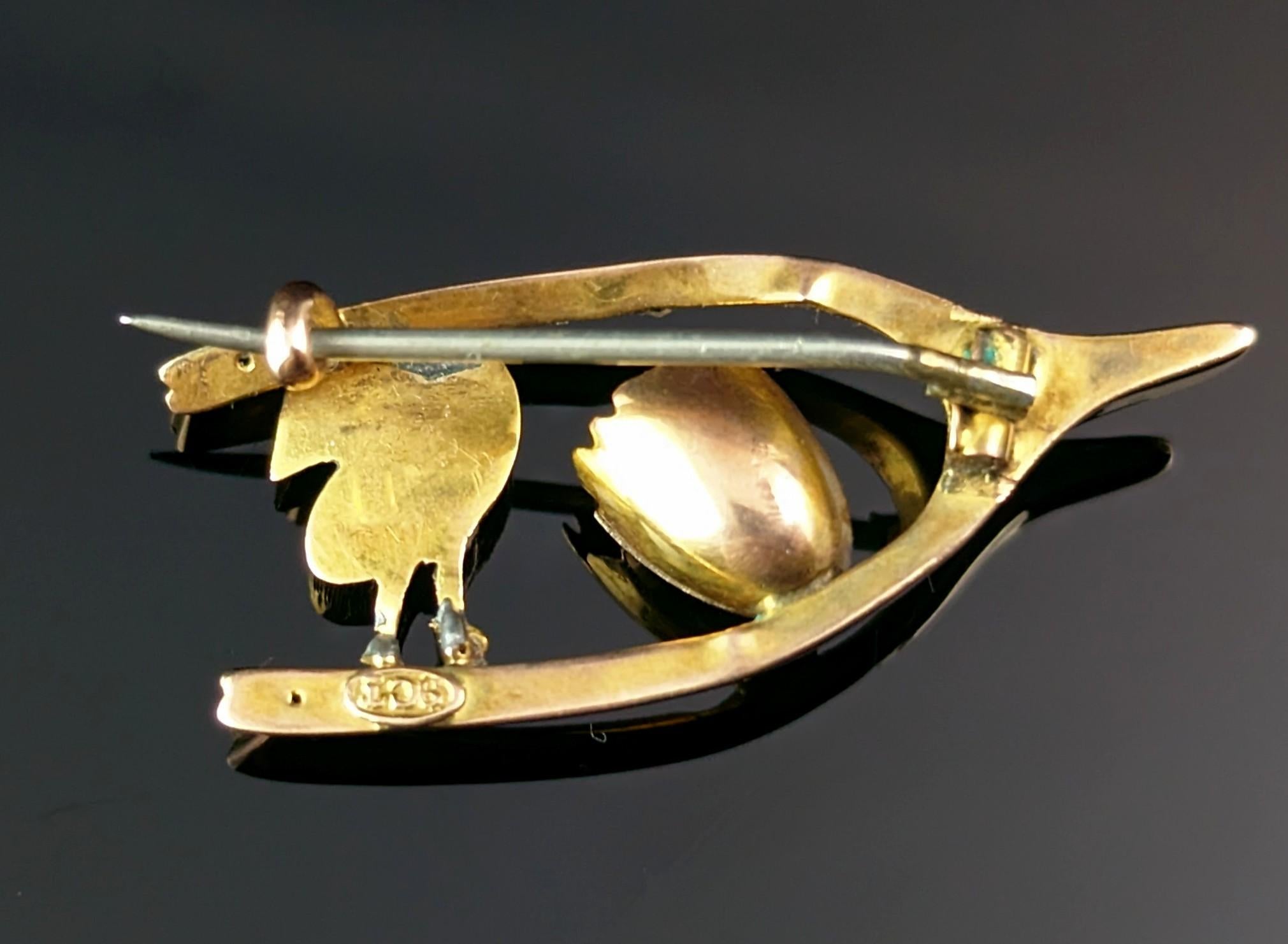 Antique Victorian Chick and egg brooch, 9k gold, Lucky Wishbone  In Fair Condition In NEWARK, GB
