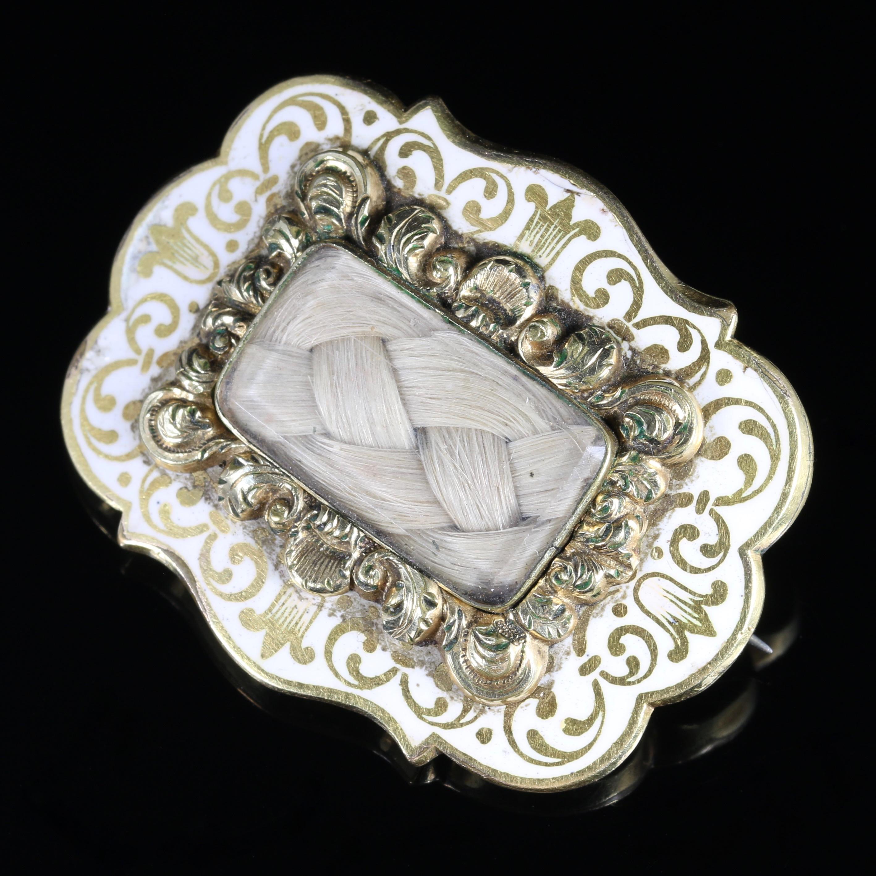 Antique Victorian Child's Memorial Brooch White Enamel, circa 1880 In Excellent Condition For Sale In Lancaster, Lancashire