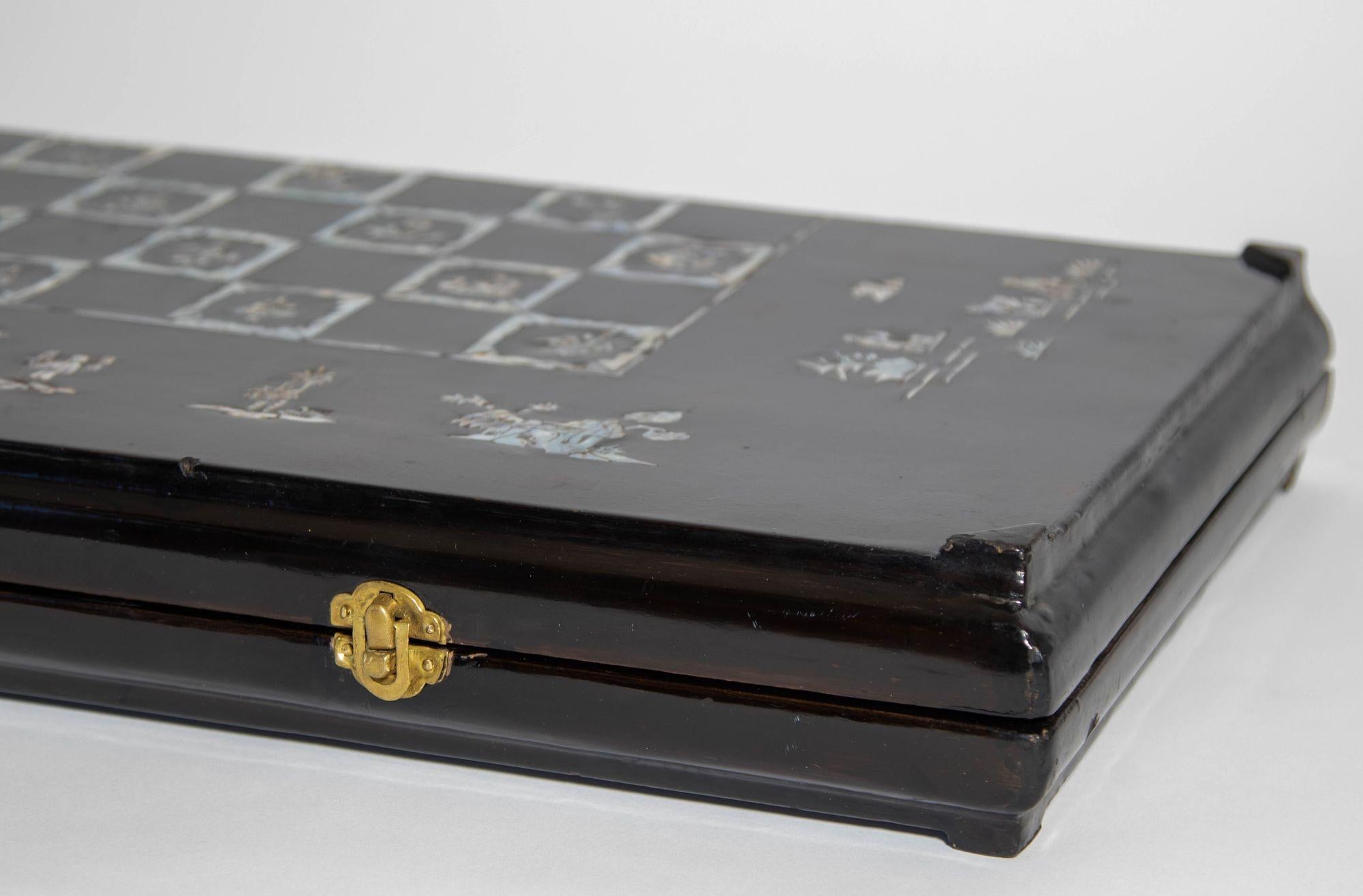 Antique Victorian Chinese export black lacquered wood and mother of pearl inlaid folding games box, backgammon, chess and checkers game.
The fine antique Chinese game board in black lacquered wood and mother-of-pearl inlays, decorated with