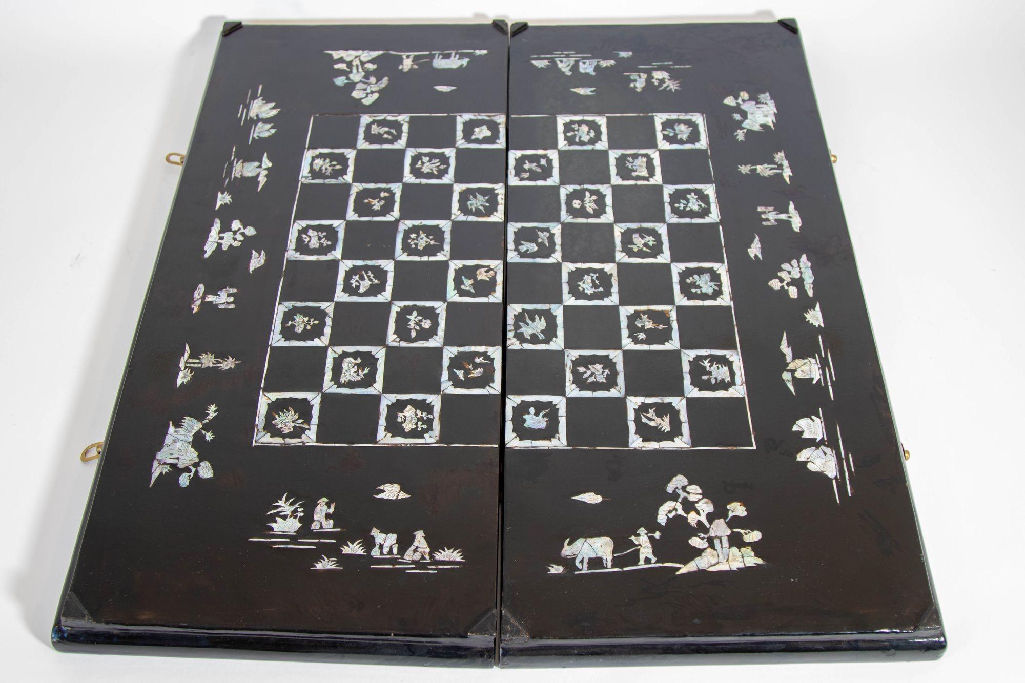 Antique Victorian Chinese Black Lacquered and Mother of Pearl Inlaid Games Box In Good Condition For Sale In North Hollywood, CA