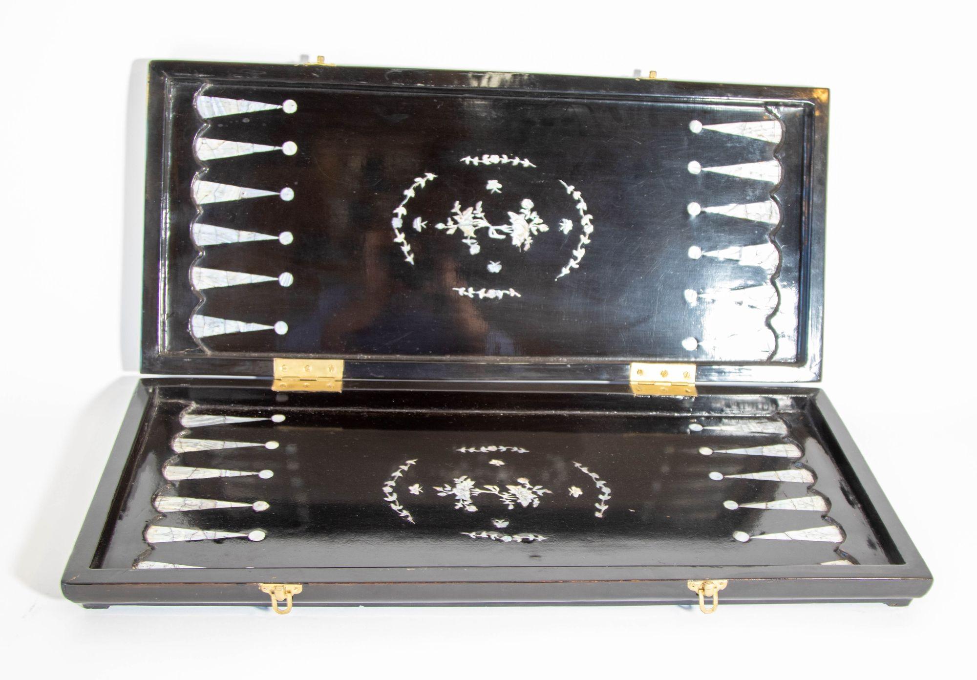 Antike viktorianische chinesische schwarz lackierte, schwarz lackierte und Perlmutt-Intarsien-Spielkästchen (Handgefertigt) im Angebot