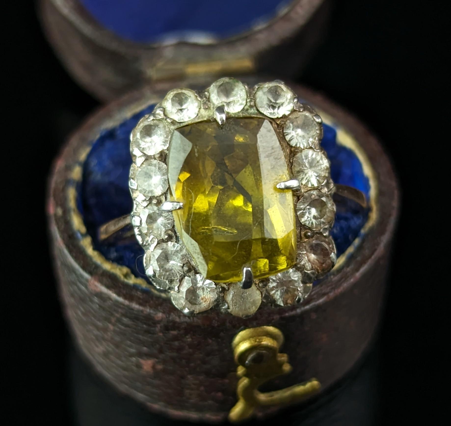Dieser wunderschöne antike Chrysoberyll- und Paste-Cluster-Ring ist genau das Richtige, wenn Sie auf der Suche nach einer interessanten Ergänzung für Ihre antike Ringsammlung sind.

Sie ist aus reichem 9-karätigem Gelbgold mit einem glatten Band
