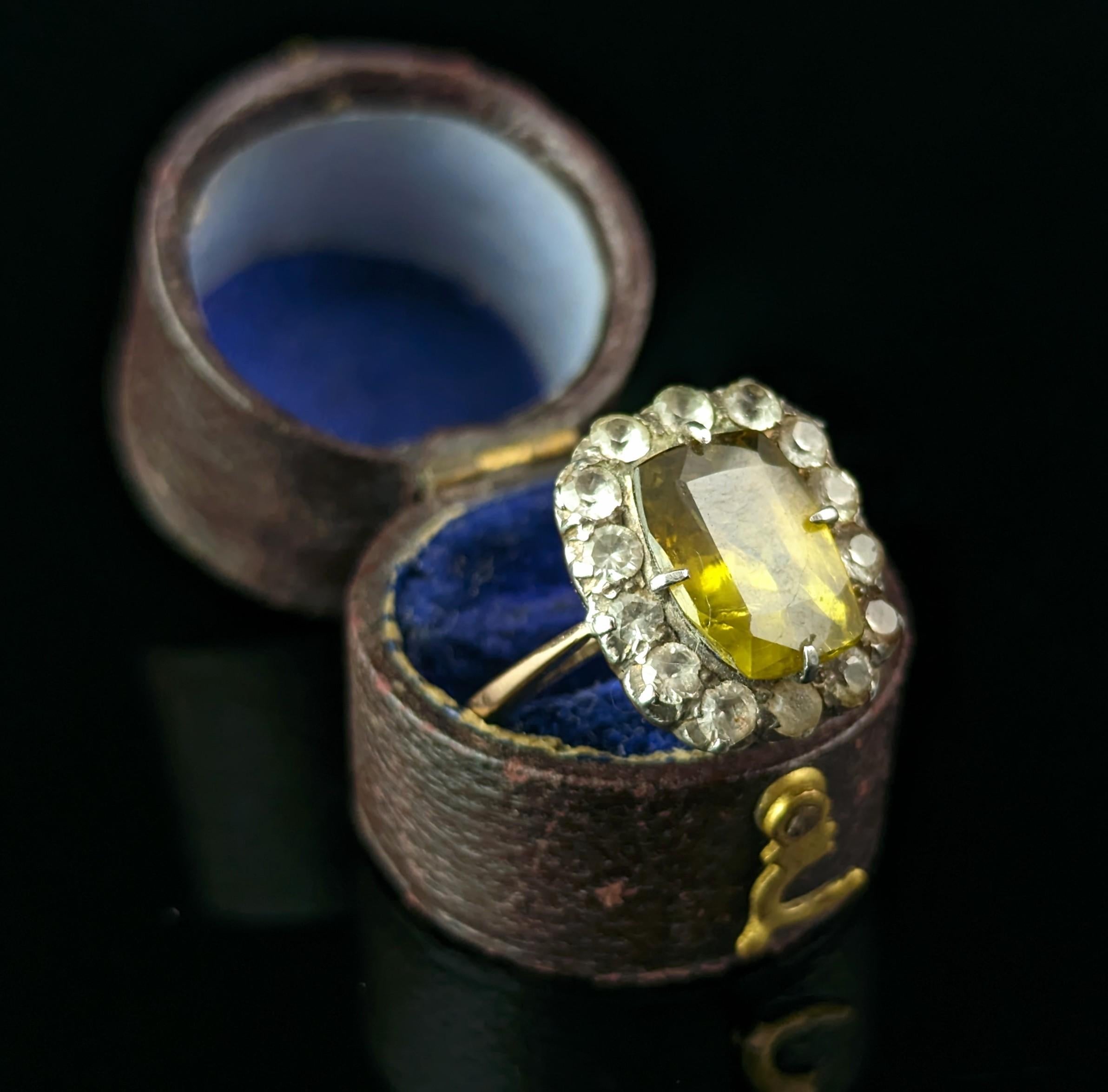 Antiker viktorianischer Chrysoberyll- und Paste-Cluster-Ring aus 9 Karat Gold und Silber  (Antiker Kissenschliff) im Angebot