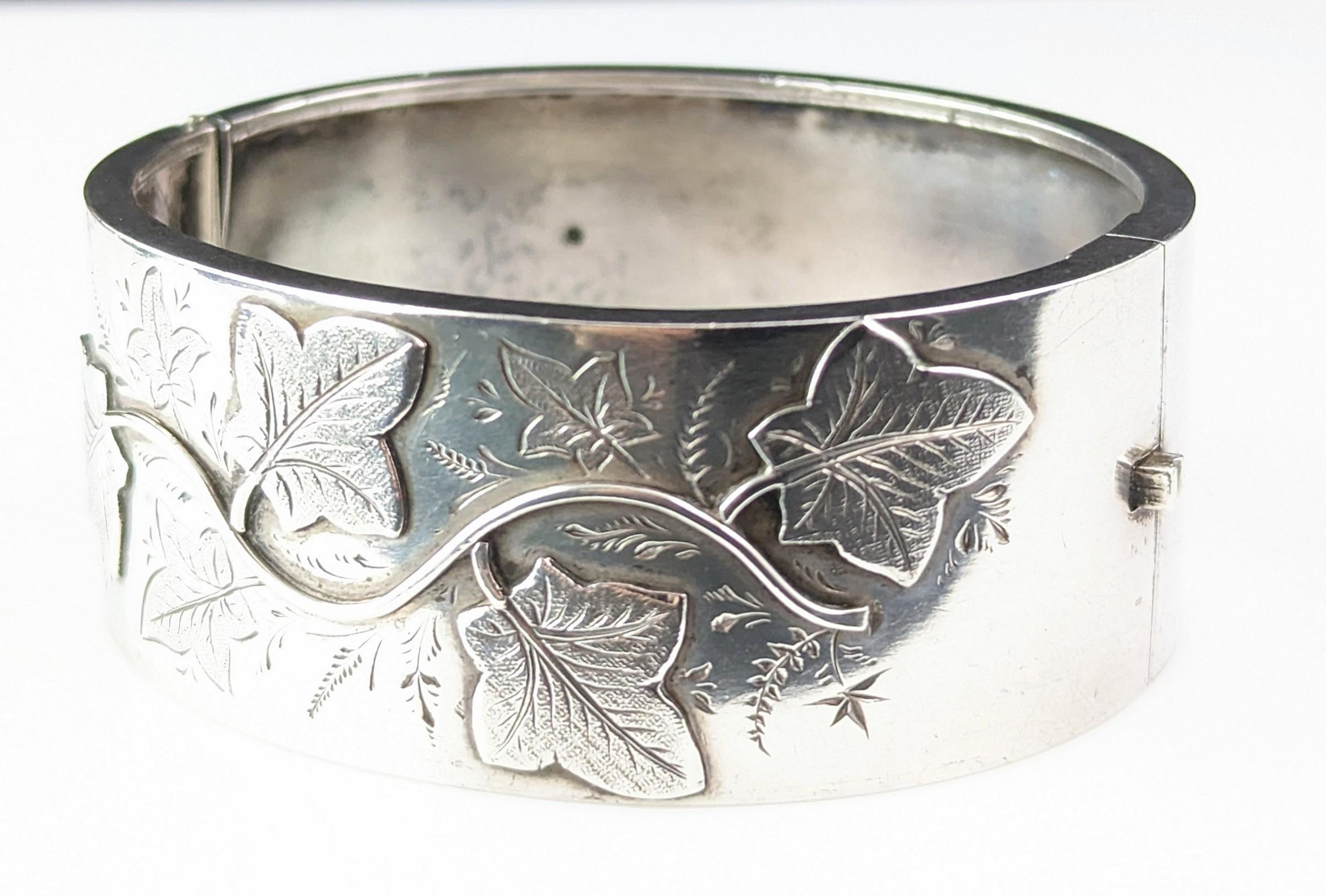 Antique Victorian chunky silver bangle, Ivy leaf  For Sale 6