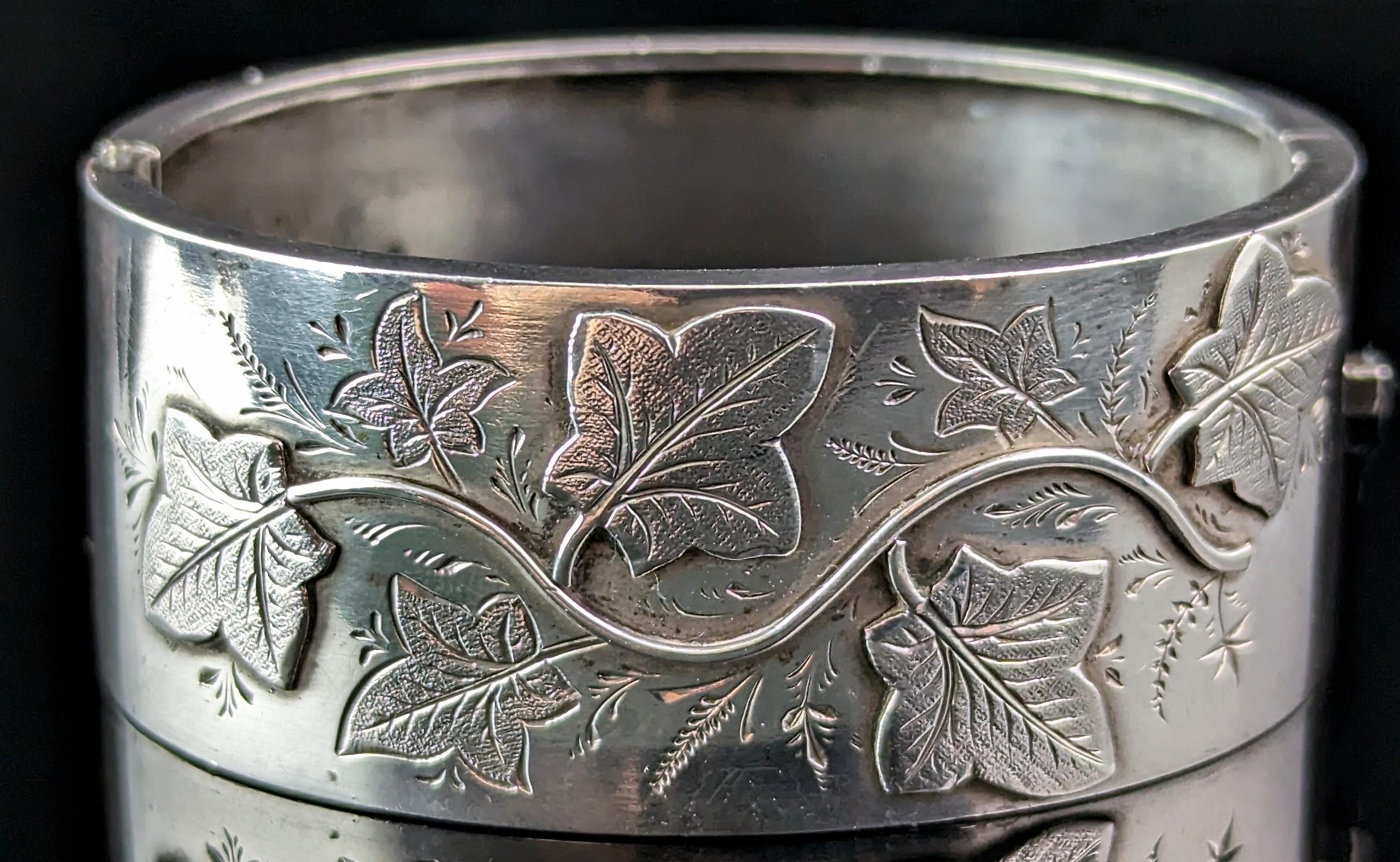 Antique Victorian chunky silver bangle, Ivy leaf  In Fair Condition For Sale In NEWARK, GB
