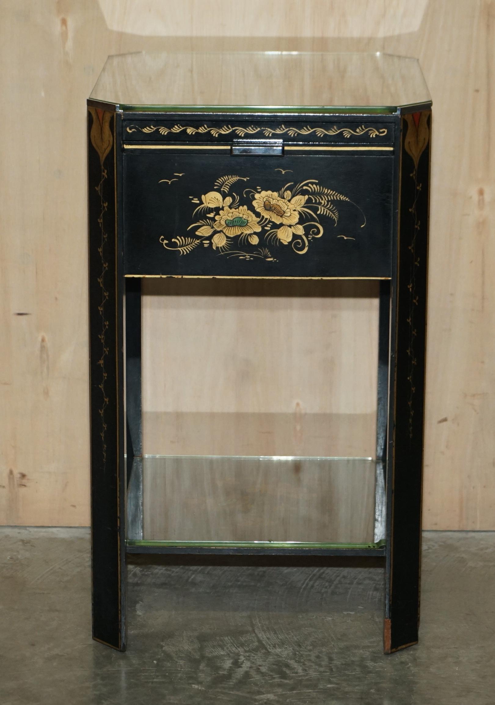 Late 19th Century Antique Victorian circa 1880 Chinese Chinoiserie Lacquered Side End Lamp Table For Sale