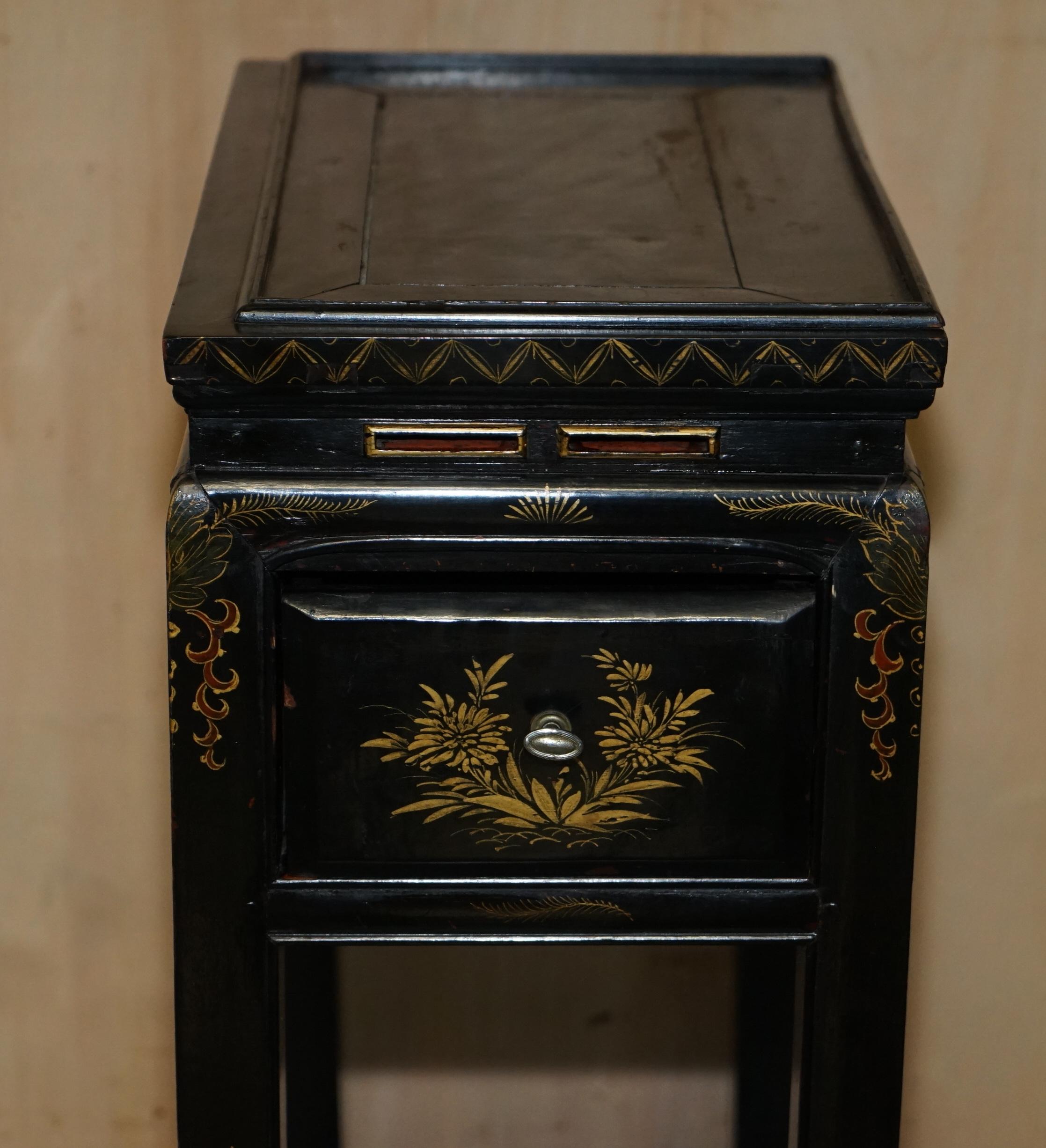Chinoiserie ANTIQUE VICTORIAN CIRCA 1880 CHINESE CHINOISERIE LACQUERED SiDE END LAMP TABLE For Sale