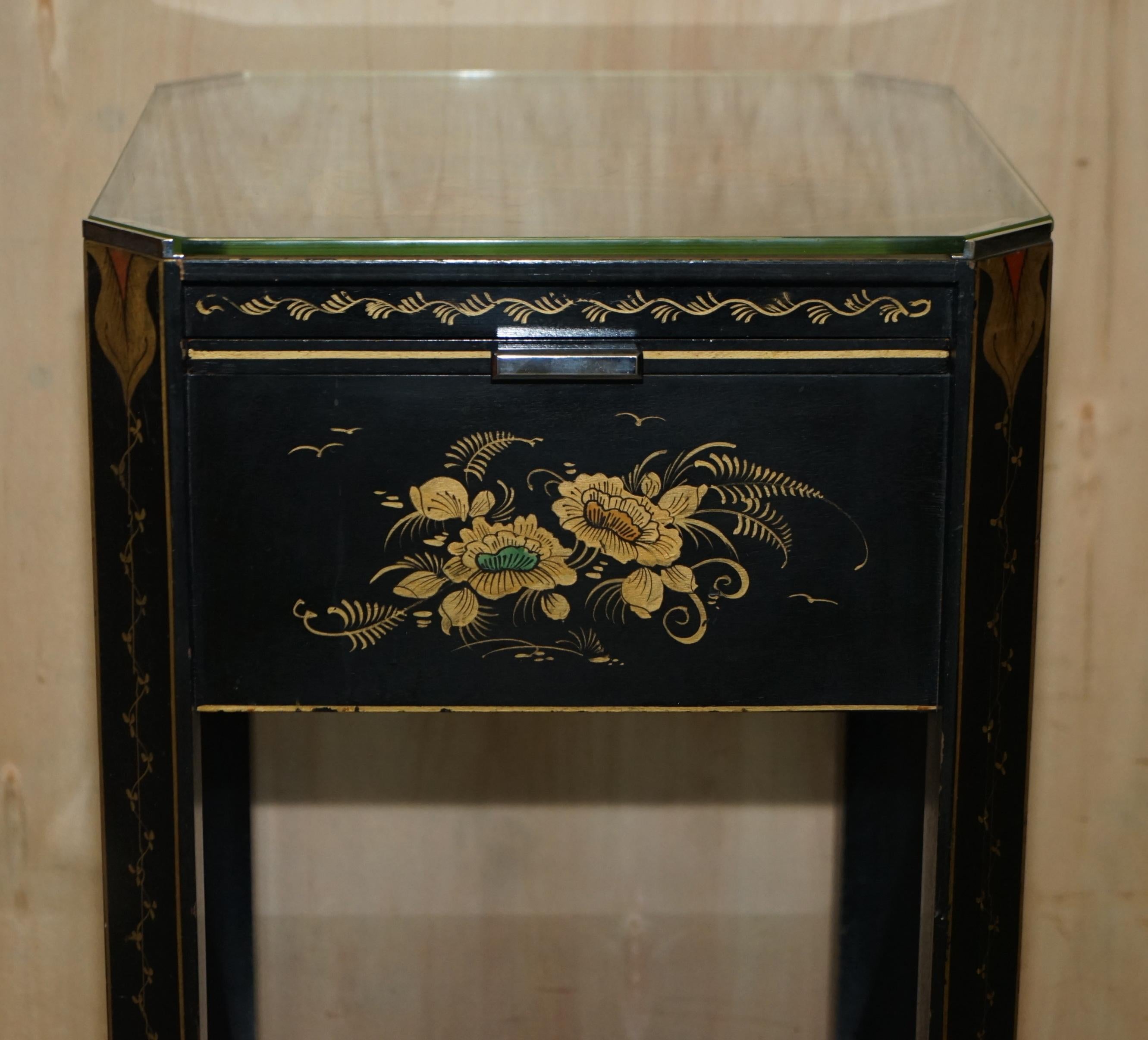 Wood Antique Victorian circa 1880 Chinese Chinoiserie Lacquered Side End Lamp Table For Sale