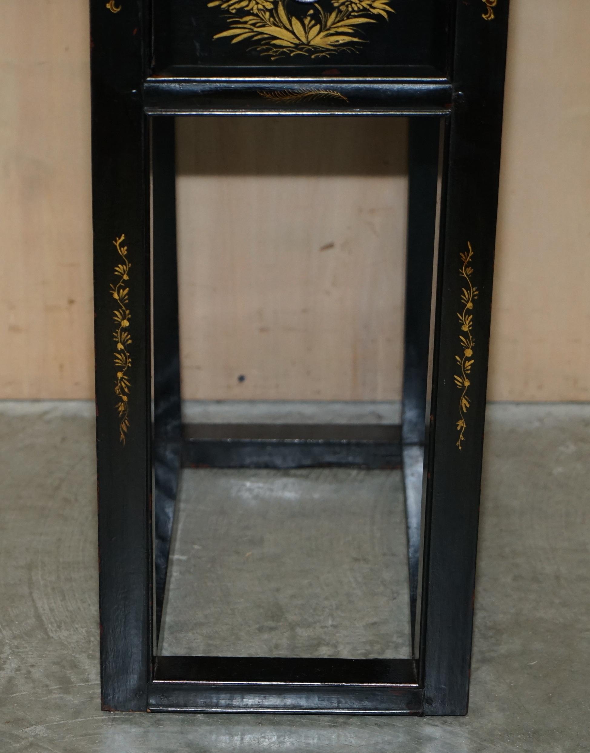 Chinese ANTIQUE VICTORIAN CIRCA 1880 CHINESE CHINOISERIE LACQUERED SiDE END LAMP TABLE For Sale