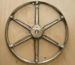 ANTiQUE VICTORIAN CIRCA 1880 SHIPS WHEEL WITH CENTRAL POLISHED BRASS MOTIF