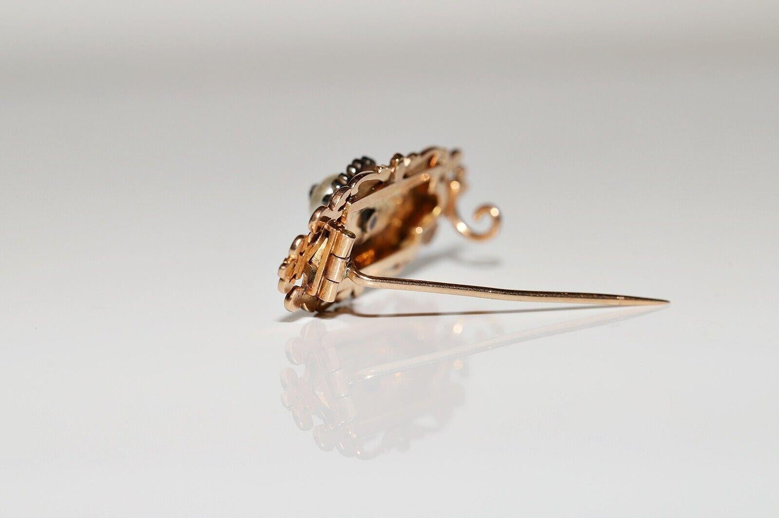 Women's Antique Circa 1900s Handcrafted 18k Gold Natural Diamond And Pearl Brooch For Sale