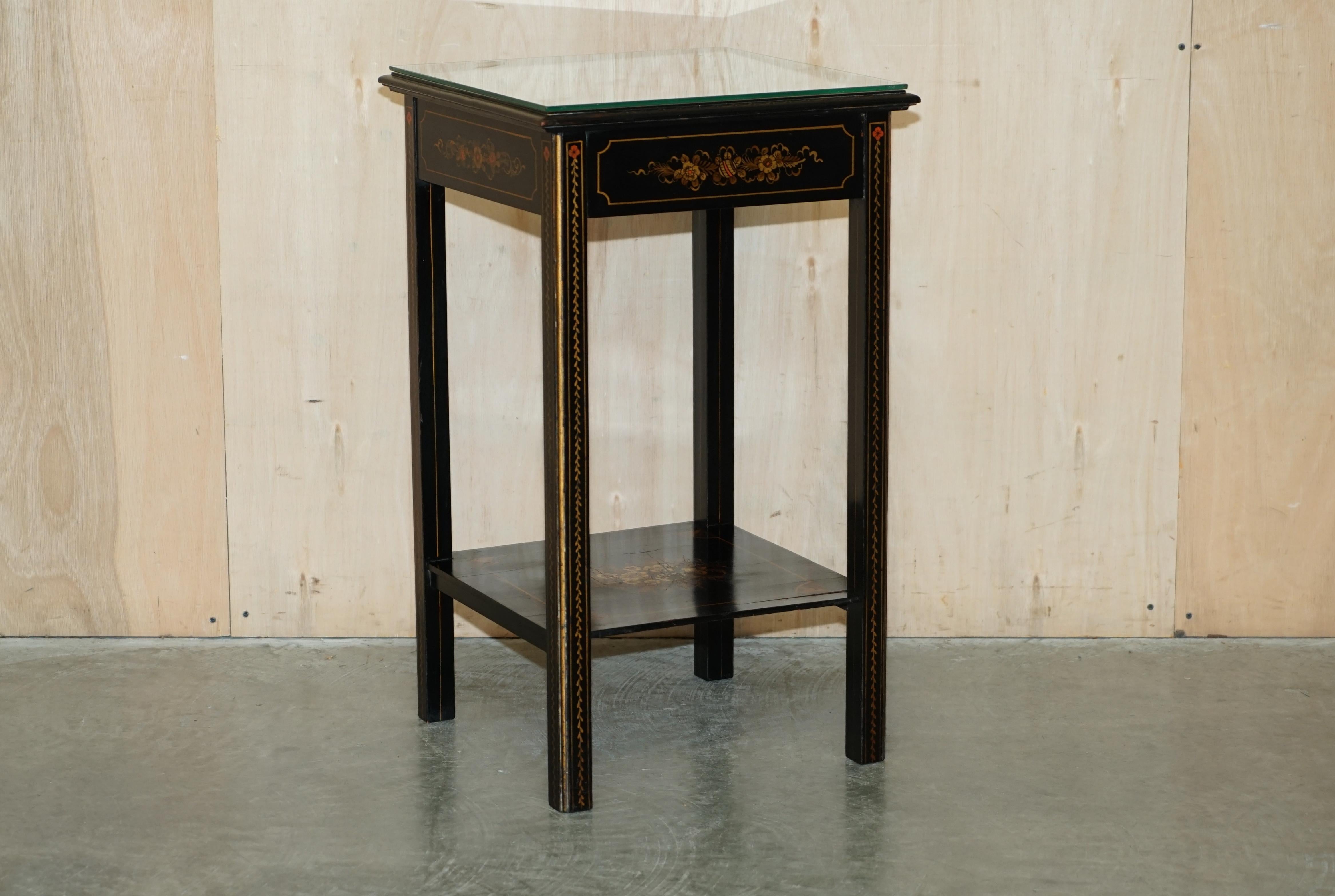 Early 20th Century Antique Edwardian circa 1910 Chinese Chinoiserie Lacquered Side End Lamp Table For Sale