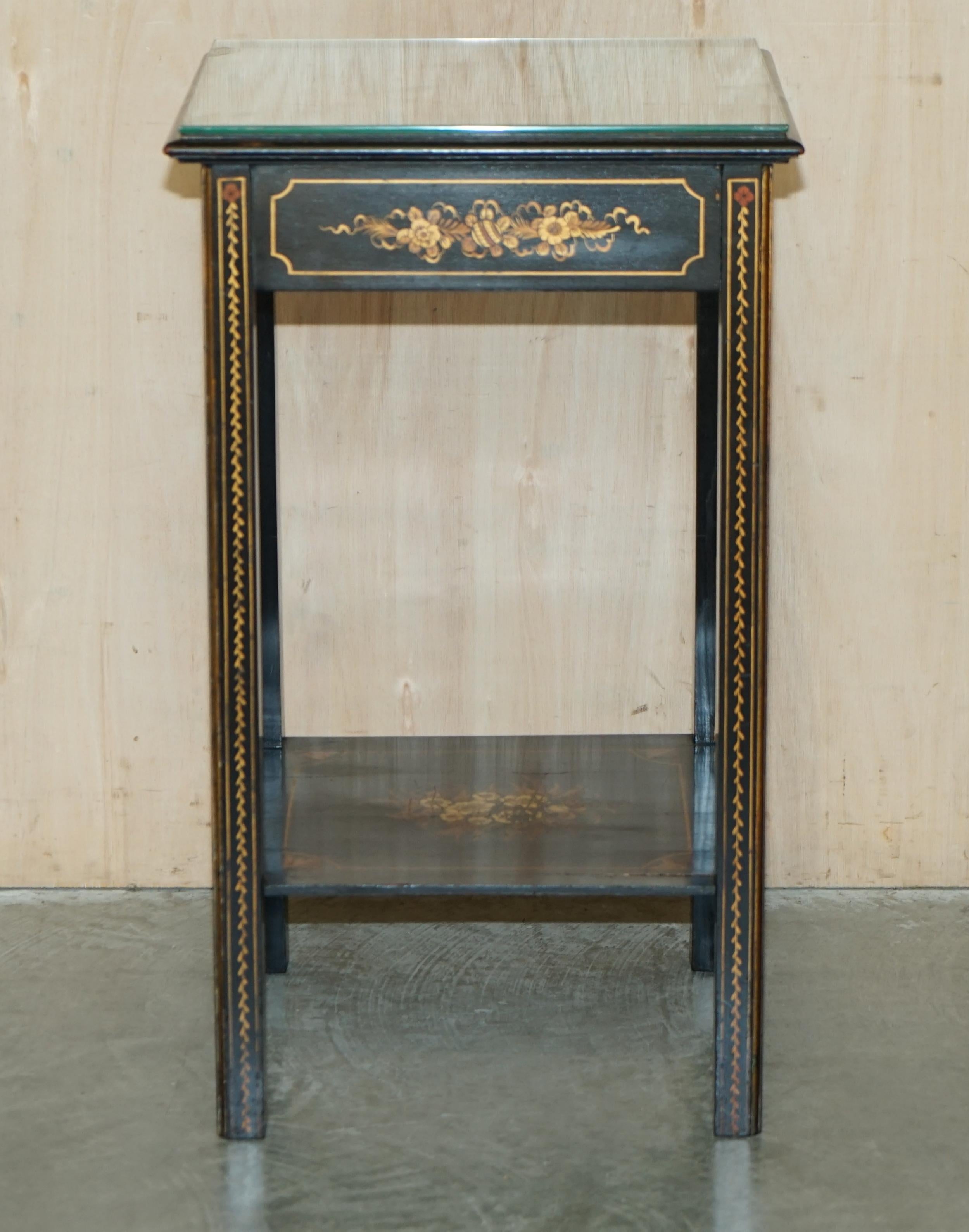 Wood Antique Edwardian circa 1910 Chinese Chinoiserie Lacquered Side End Lamp Table For Sale