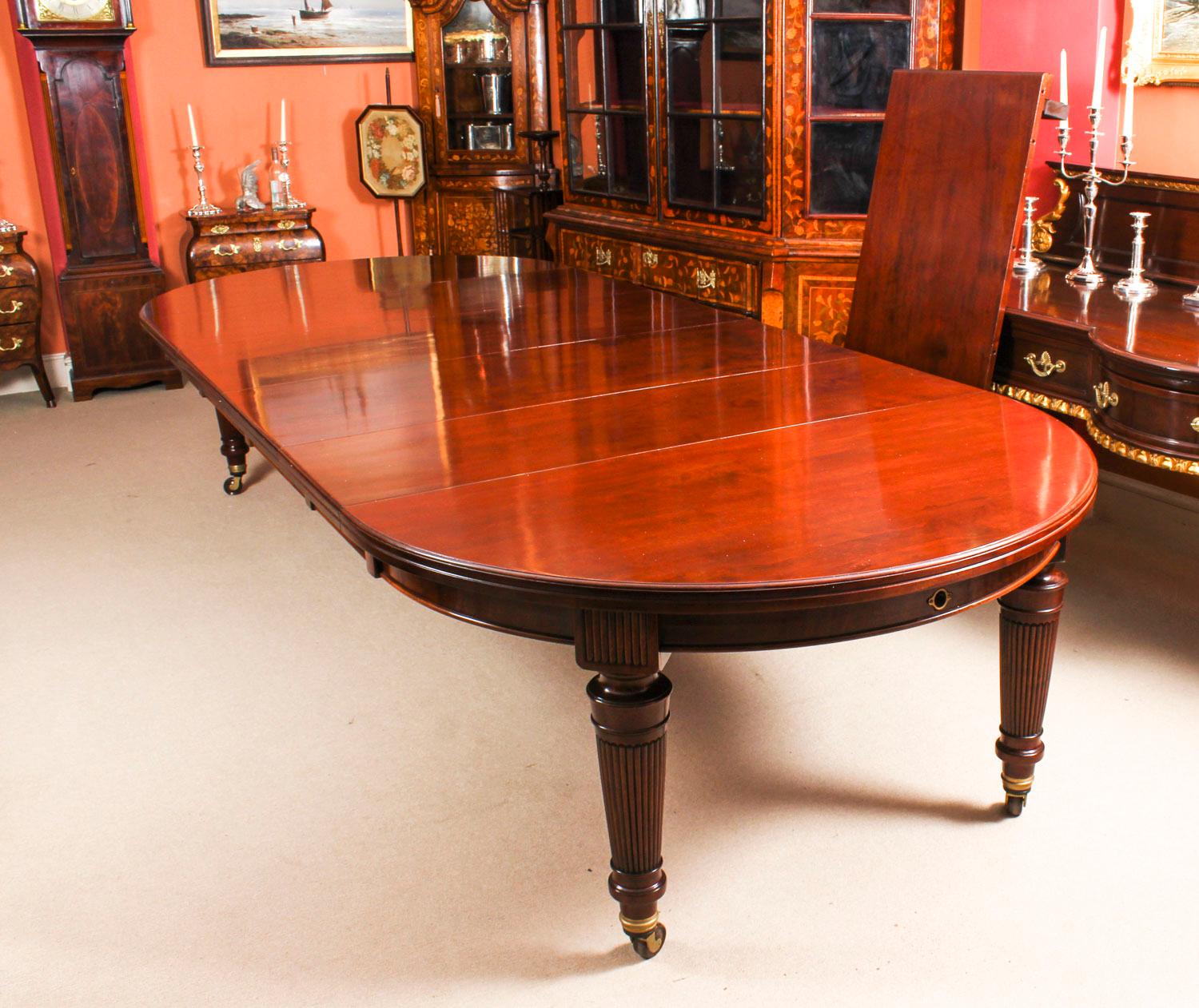 Late 19th Century Antique Victorian Circular Extending Dining Table and 14 Chairs, 19th Century