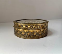 Antike viktorianische runde Dose oder Schmuckschatulle aus vergoldeter Bronze mit Stickerei