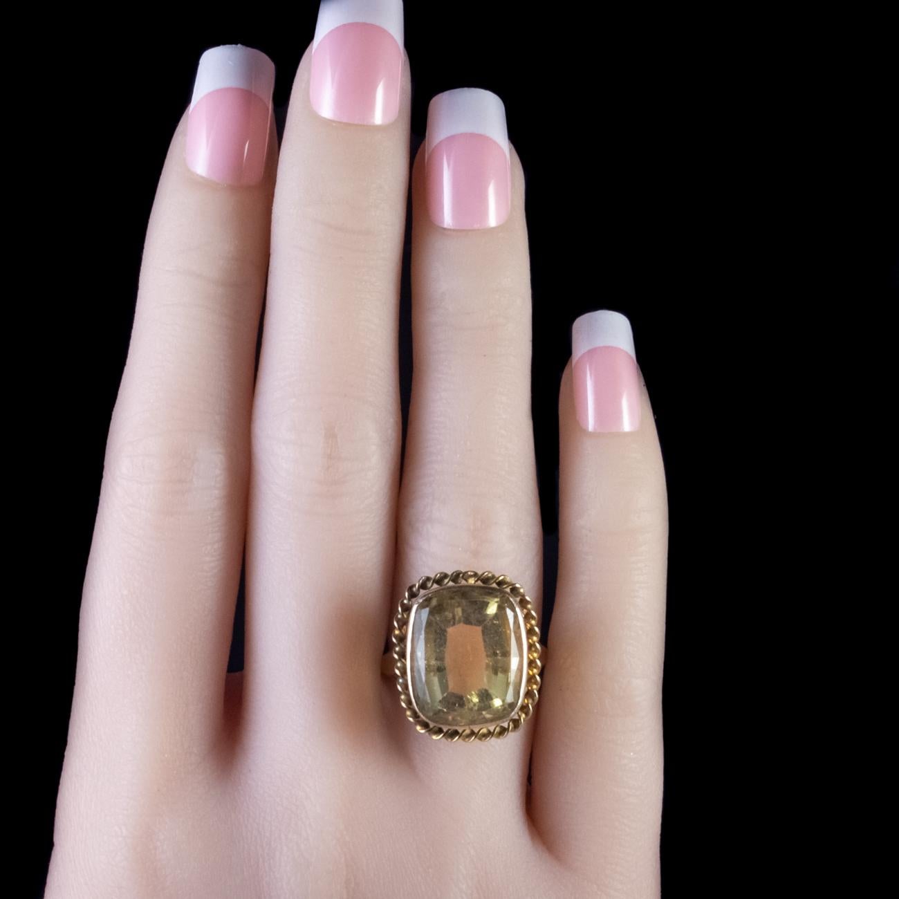 Antique Victorian Citrine Ring 18 Carat Yellow Gold, circa 1900 For Sale 3