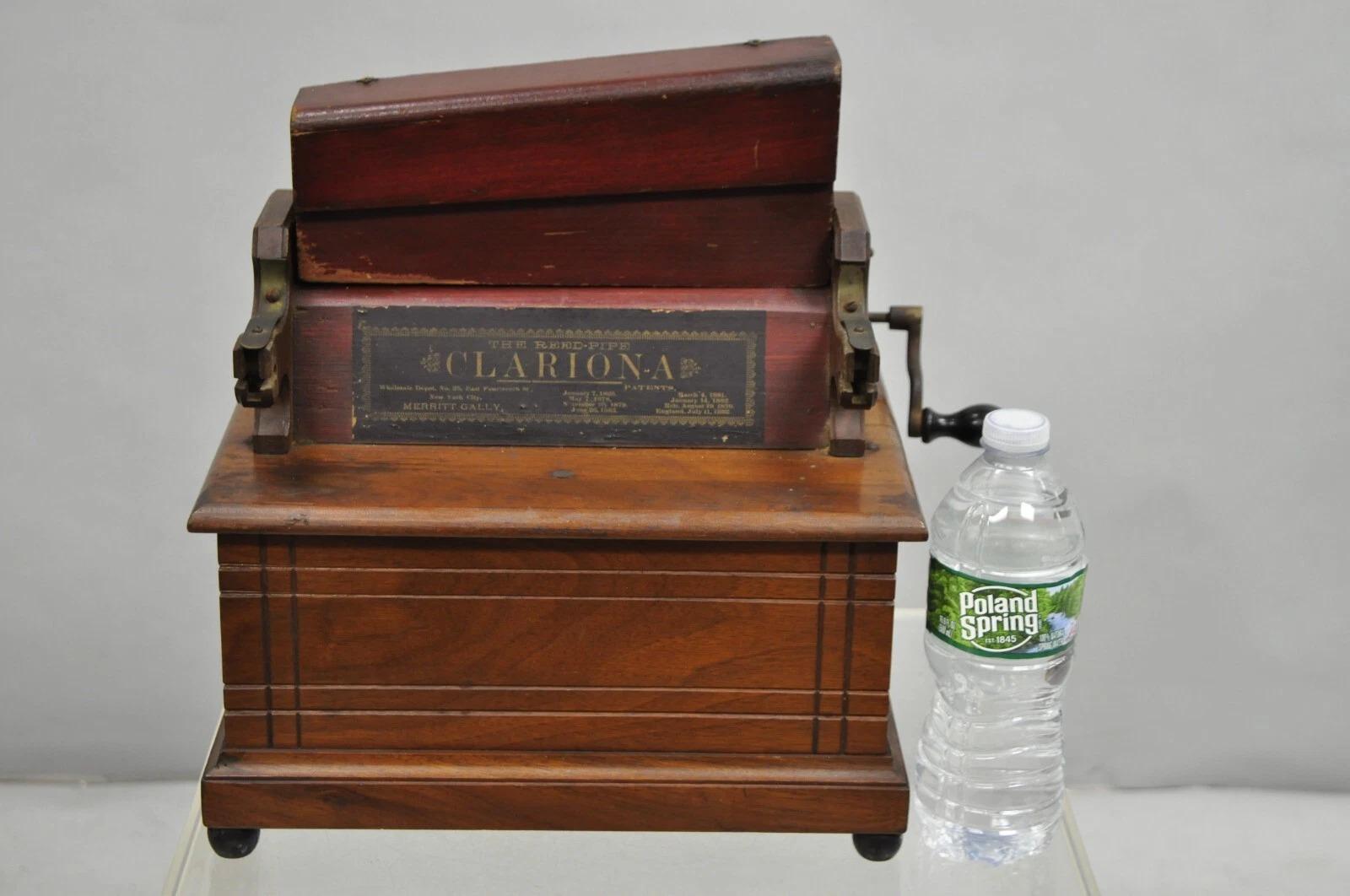 Antique Victorian Clariona Merritt Gally 14 Reed Pipe Organette Small Walnut Music Box. Vers la fin du 19e siècle. Dimensions : 13,5
