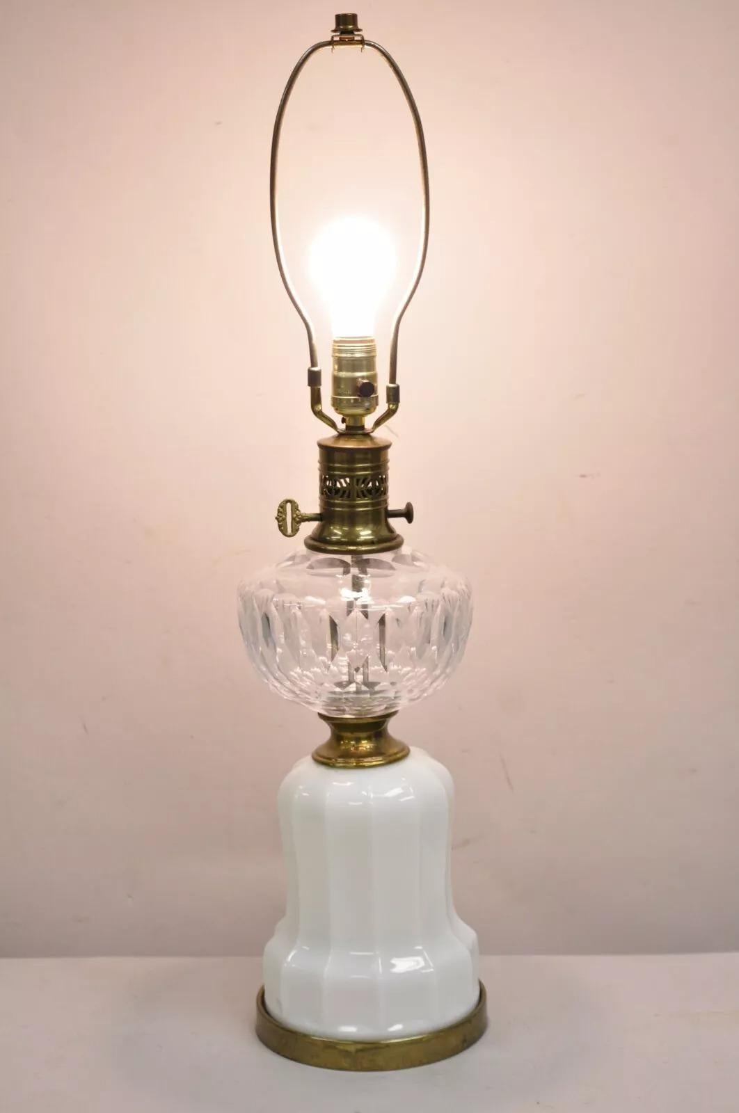 Ancienne lampe de table victorienne en cristal et verre au lait. Circa Early 20th Century. Dimensions : 30