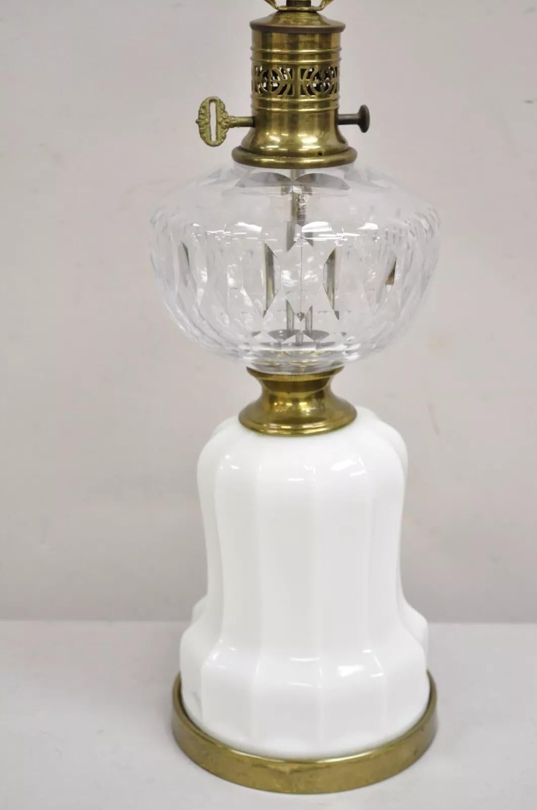 Victorien Lampe de table victorienne ancienne à pois en cristal, verre et verre dépoli en vente