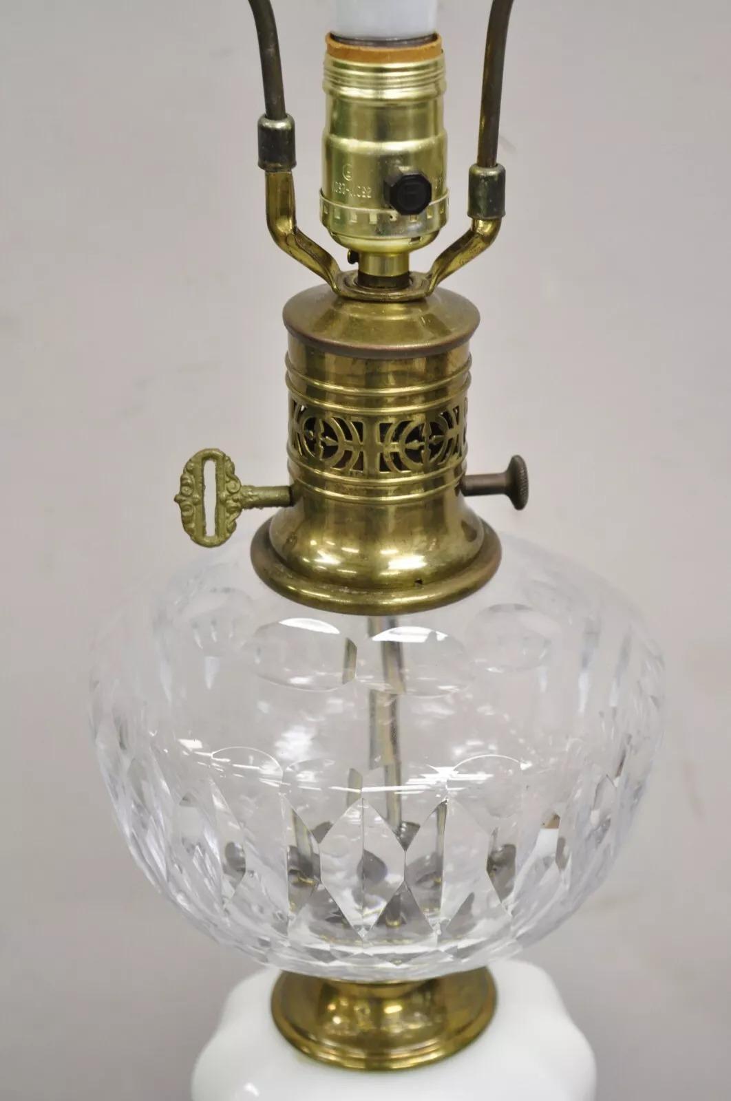Inconnu Lampe de table victorienne ancienne à pois en cristal, verre et verre dépoli en vente