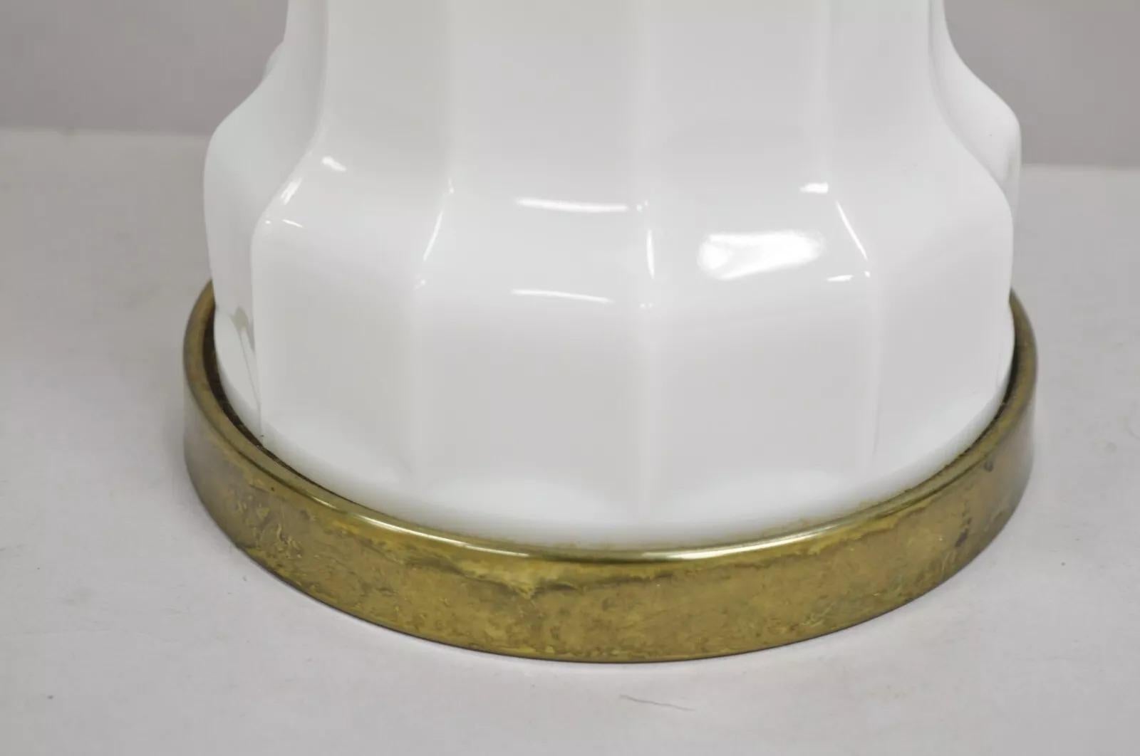 20ième siècle Lampe de table victorienne ancienne à pois en cristal, verre et verre dépoli en vente