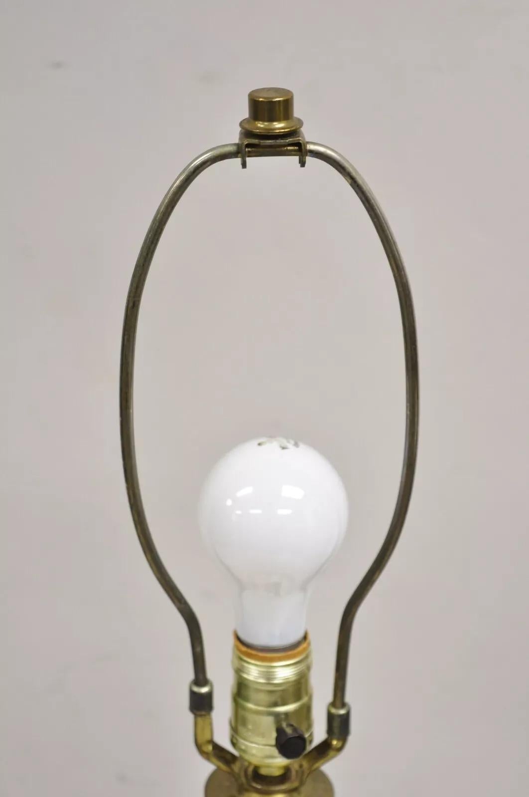 Laiton Lampe de table victorienne ancienne à pois en cristal, verre et verre dépoli en vente