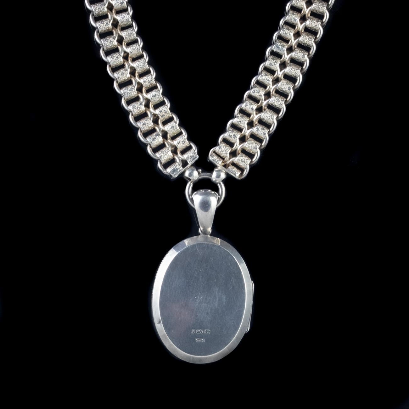 Antique Victorian Collar and Locket Sterling Silver Dated 1882 In Good Condition For Sale In Lancaster, Lancashire