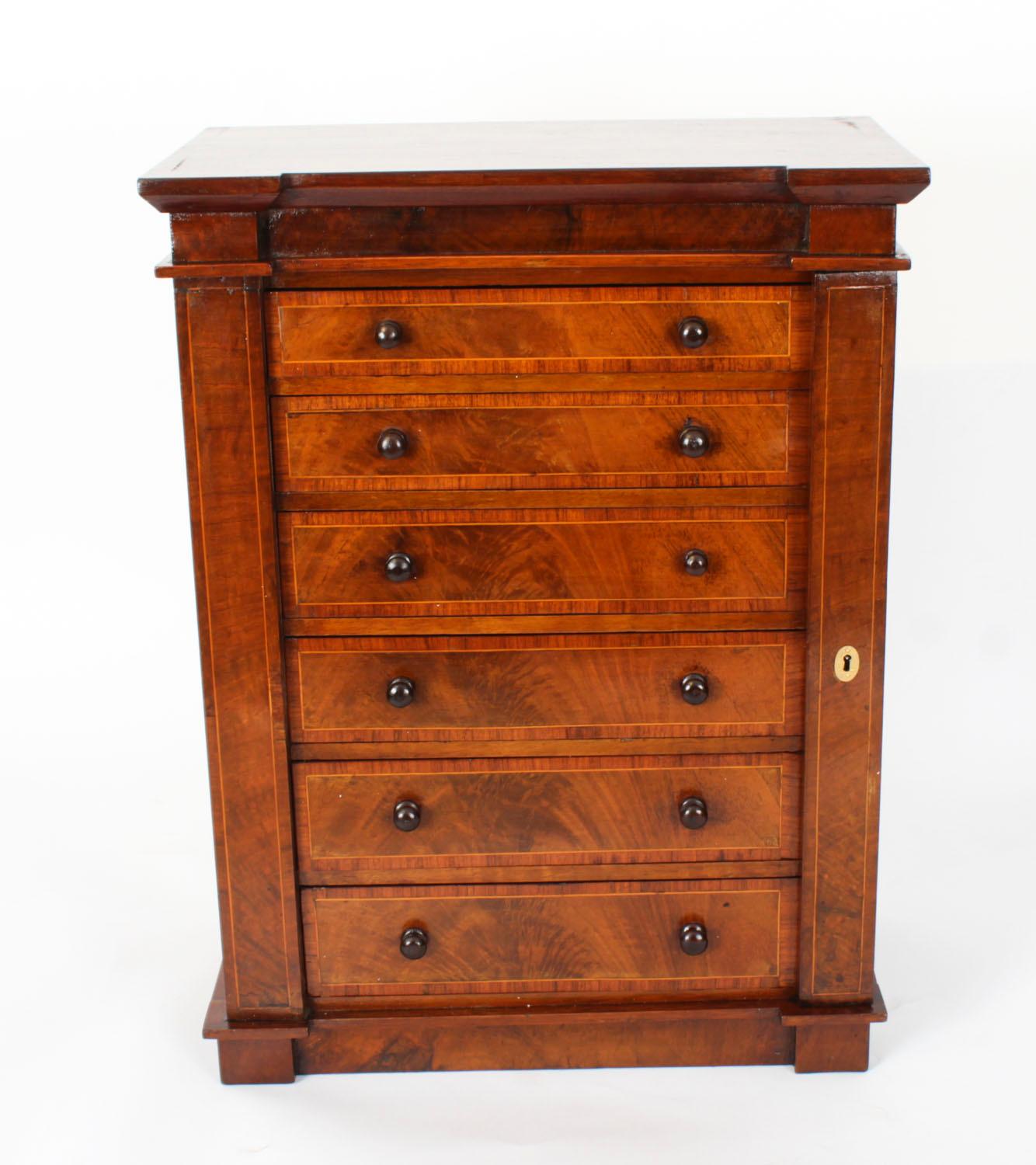 This is a fabulous antique English early Victorian burr walnut and line inlaid table-top collector's specimen cabinet or Wellington chest, circa 1840 in date.

The piece is made from beautiful burr walnut which has a stunning grain and colour, and