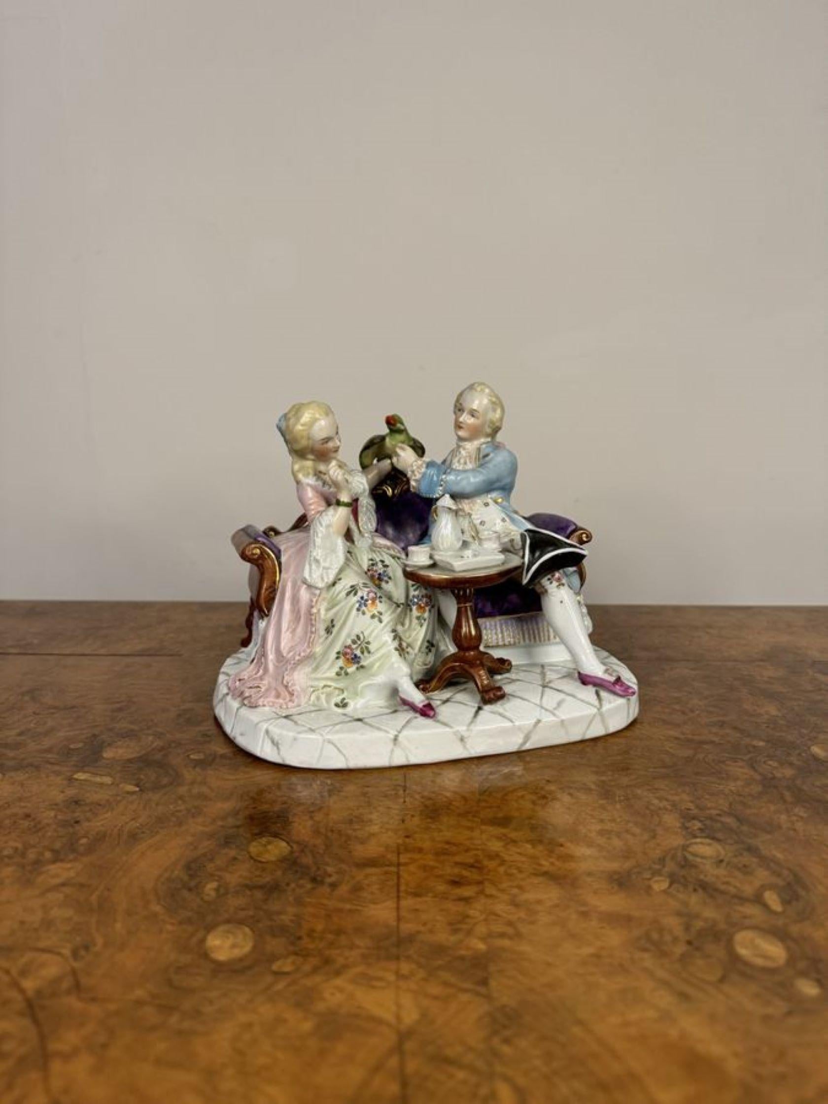 Antico gruppo figurativo in porcellana continentale vittoriana, raffigurante una signora e dei signori seduti  che prendono il tè, in meravigliosi abiti d'epoca dipinti a mano con colori stupendi. 

D. 1880