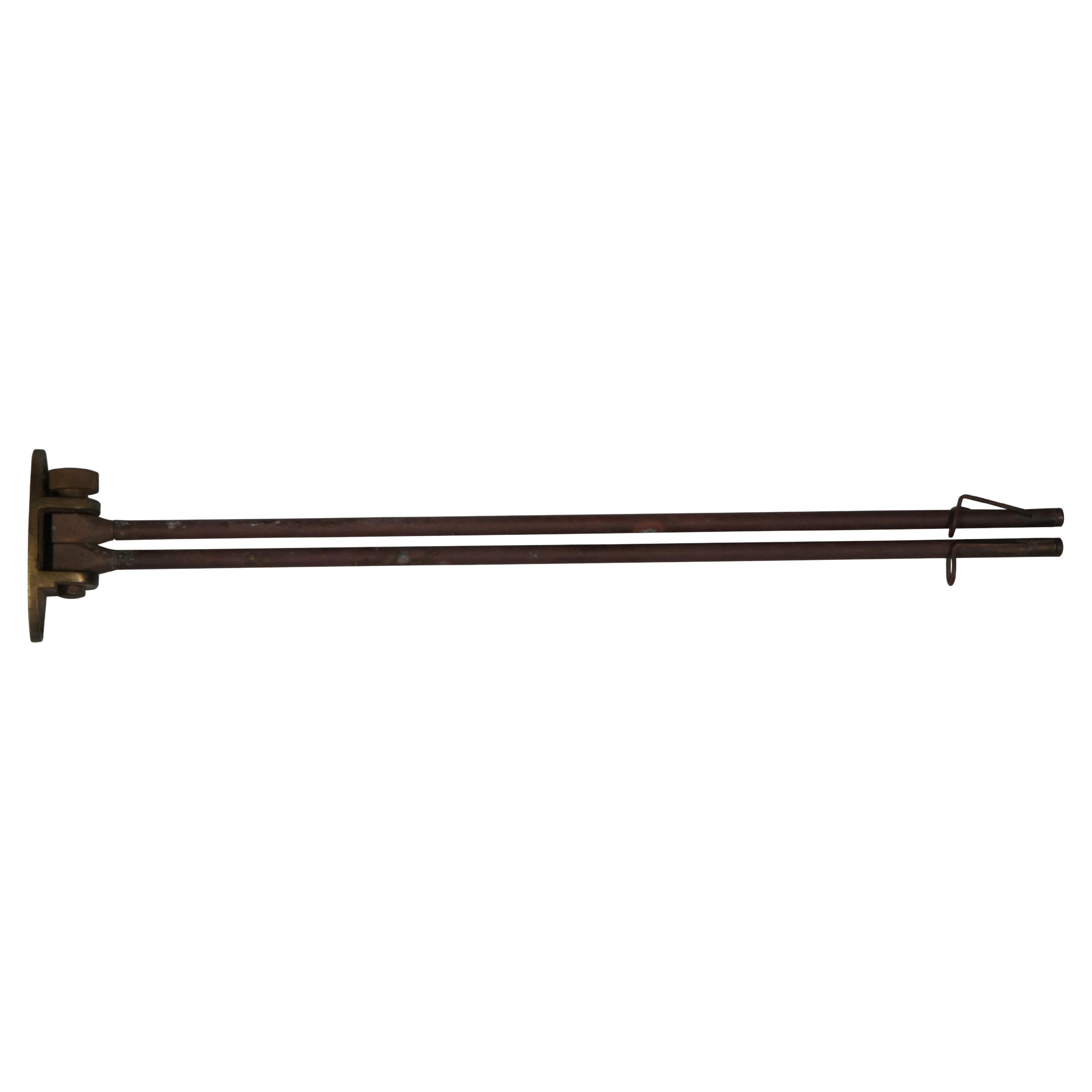 Porte-sécheurs / porte-serviettes de bain antique de l'époque victorienne, avec une simple fixation murale en laiton et deux bras pivotants en cuivre. Chaque bras est doté d'un crochet pivotant supplémentaire en forme de L à ses